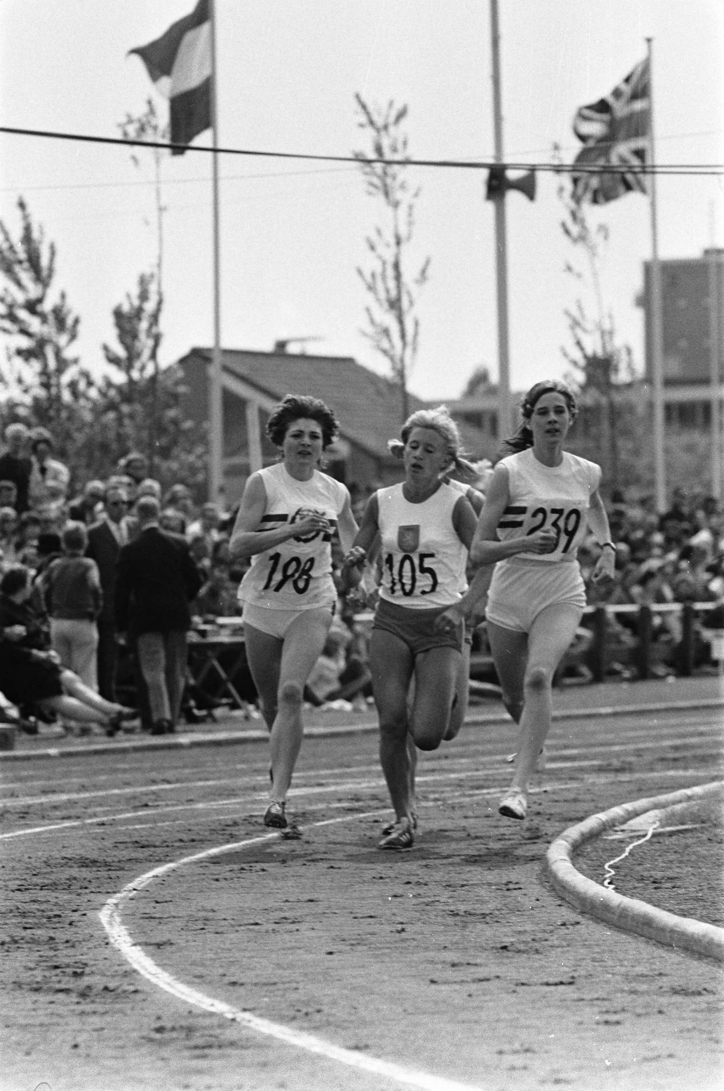 Fotocollectie Anefo — Dames atletiek Nederland tegen Engeland in Den Haag ; finish 800 meter — Foto: Koch, Eric / Anefo. Licentie: Set B: Rechtenvrij / Publiek Domein. Bron: Nationaal Archief. http://hdl.handle.net/10648/ab97503c-d0b4-102d-bcf8-003048976d84