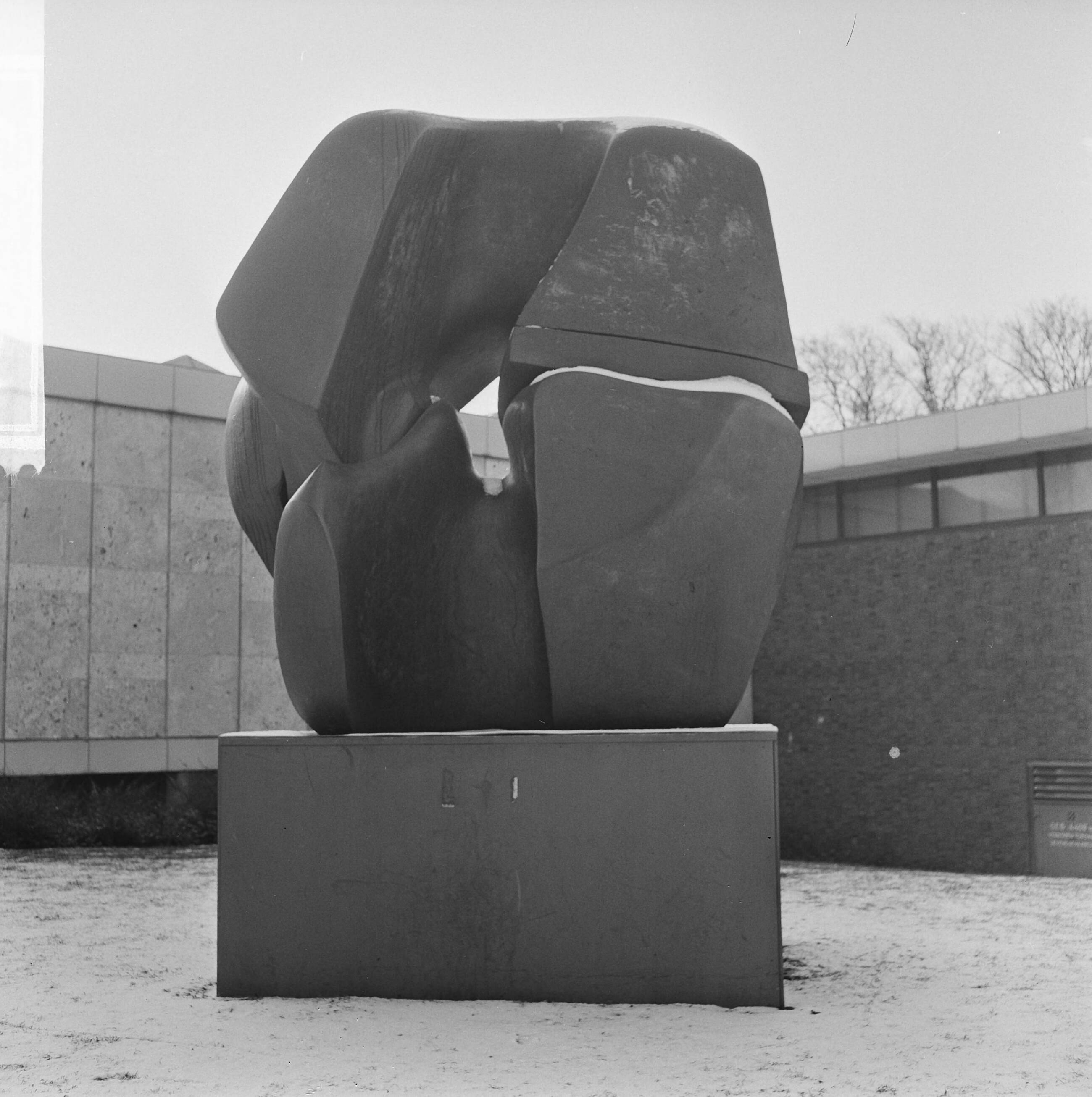Fotocollectie Anefo — Opdracht KRO, beeld van Henry Moore te Den Haag — Foto: Voets, Jan / Anefo. Licentie: Set B: Rechtenvrij / Publiek Domein. Bron: Nationaal Archief. http://hdl.handle.net/10648/aad694a0-d0b4-102d-bcf8-003048976d84
