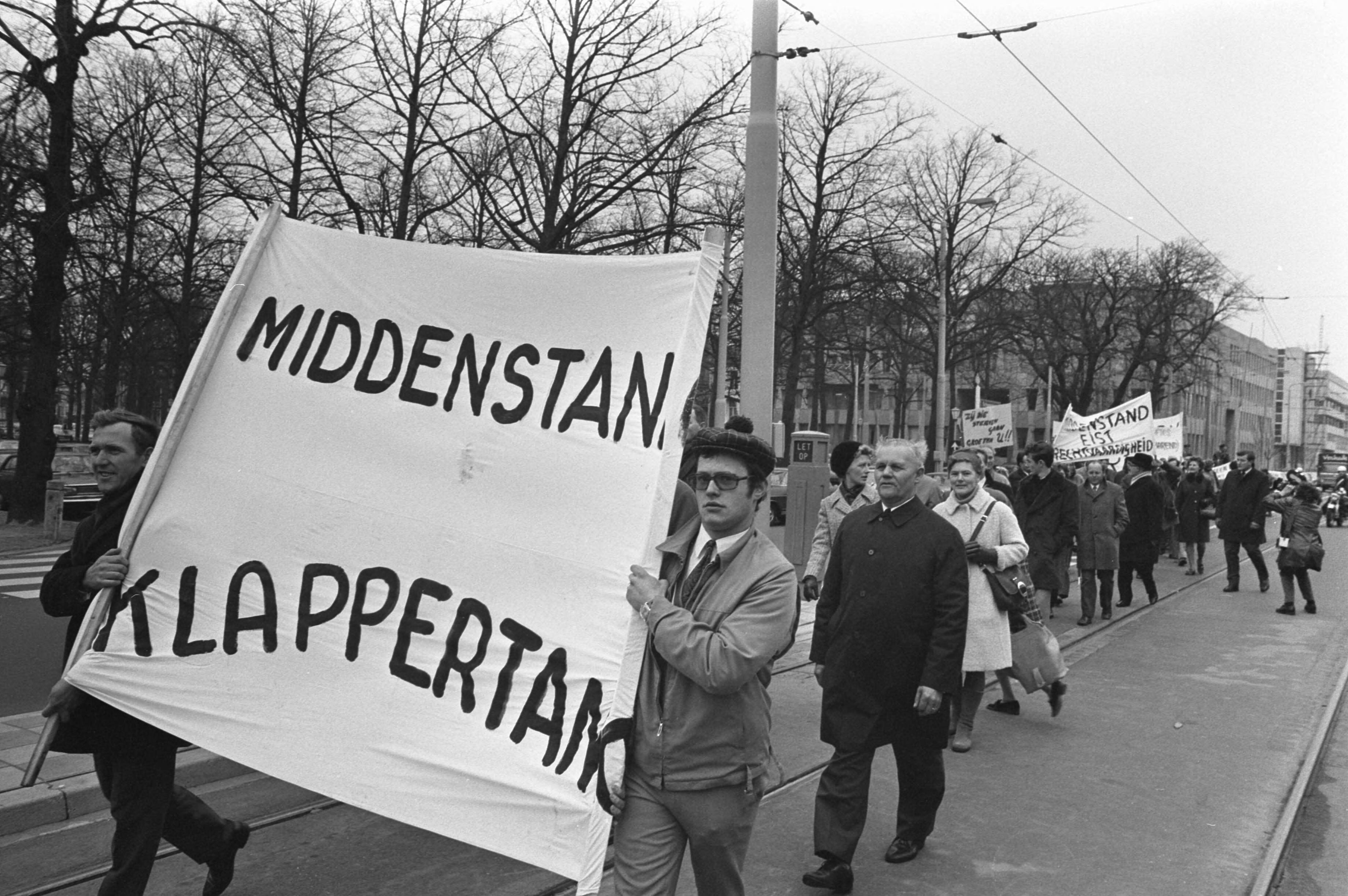 Fotocollectie Anefo — Demonstratie middenstanders in Den Haag , demonstranten borden — Foto: Evers, Joost / Anefo. Licentie: Set B: Rechtenvrij / Publiek Domein. Bron: Nationaal Archief. http://hdl.handle.net/10648/abd7629e-d0b4-102d-bcf8-003048976d84