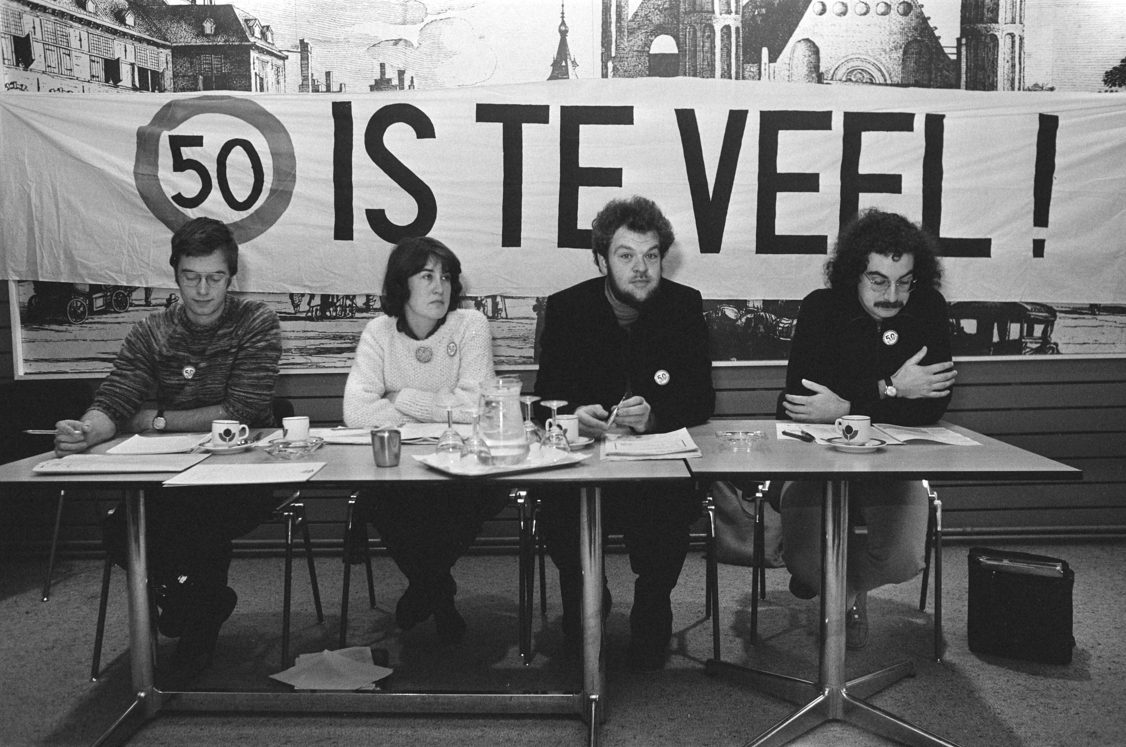 Fotocollectie Anefo — Aktiegroep Stop kindermoord , wielrijdersbond ENFB en Ver. Bescherming voetgangers gaven persconf. Den Haag om maximum snelheid te verlagen — Foto: Bogaerts, Rob / Anefo. Licentie: Set B: Rechtenvrij / Publiek Domein. Bron: Nationaal Archief. http://hdl.handle.net/10648/aced6476-d0b4-102d-bcf8-003048976d84