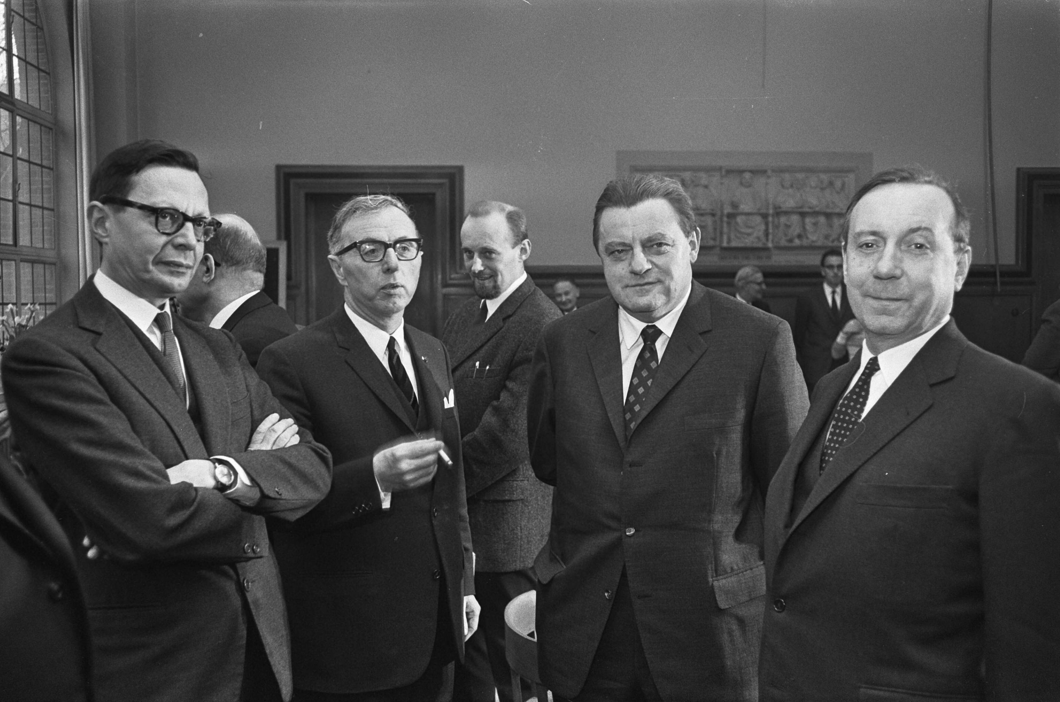 Fotocollectie Anefo — Ministers van Financien van EEG bijeen in Vredespaleis te Den Haag , v.l.n.r. Marjolin (EEG), Zijlstra, Strauss en Debre (Frankrijk) — Foto: Koch, Eric / Anefo. Licentie: Set B: Rechtenvrij / Publiek Domein. Bron: Nationaal Archief. http://hdl.handle.net/10648/ab0c79a8-d0b4-102d-bcf8-003048976d84