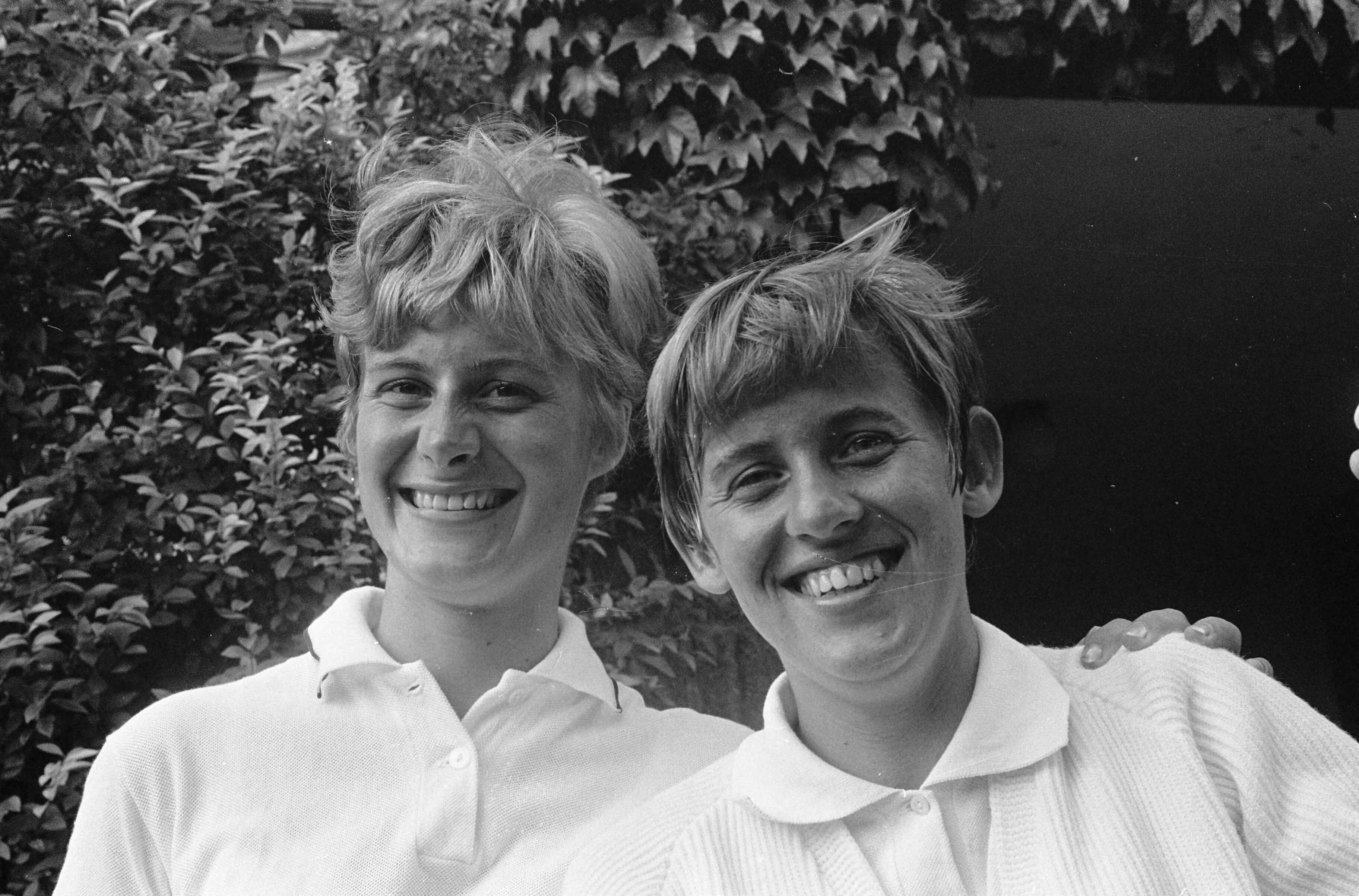 Fotocollectie Anefo — Nederlandse Tenniskampioenschappen Scheveningen. Finale dames enkel Marijke Bakker (links) tegen Astrid Suurbeek — Foto: Koch, Eric / Anefo. Licentie: Set B: Rechtenvrij / Publiek Domein. Bron: Nationaal Archief. http://hdl.handle.net/10648/ab23036c-d0b4-102d-bcf8-003048976d84