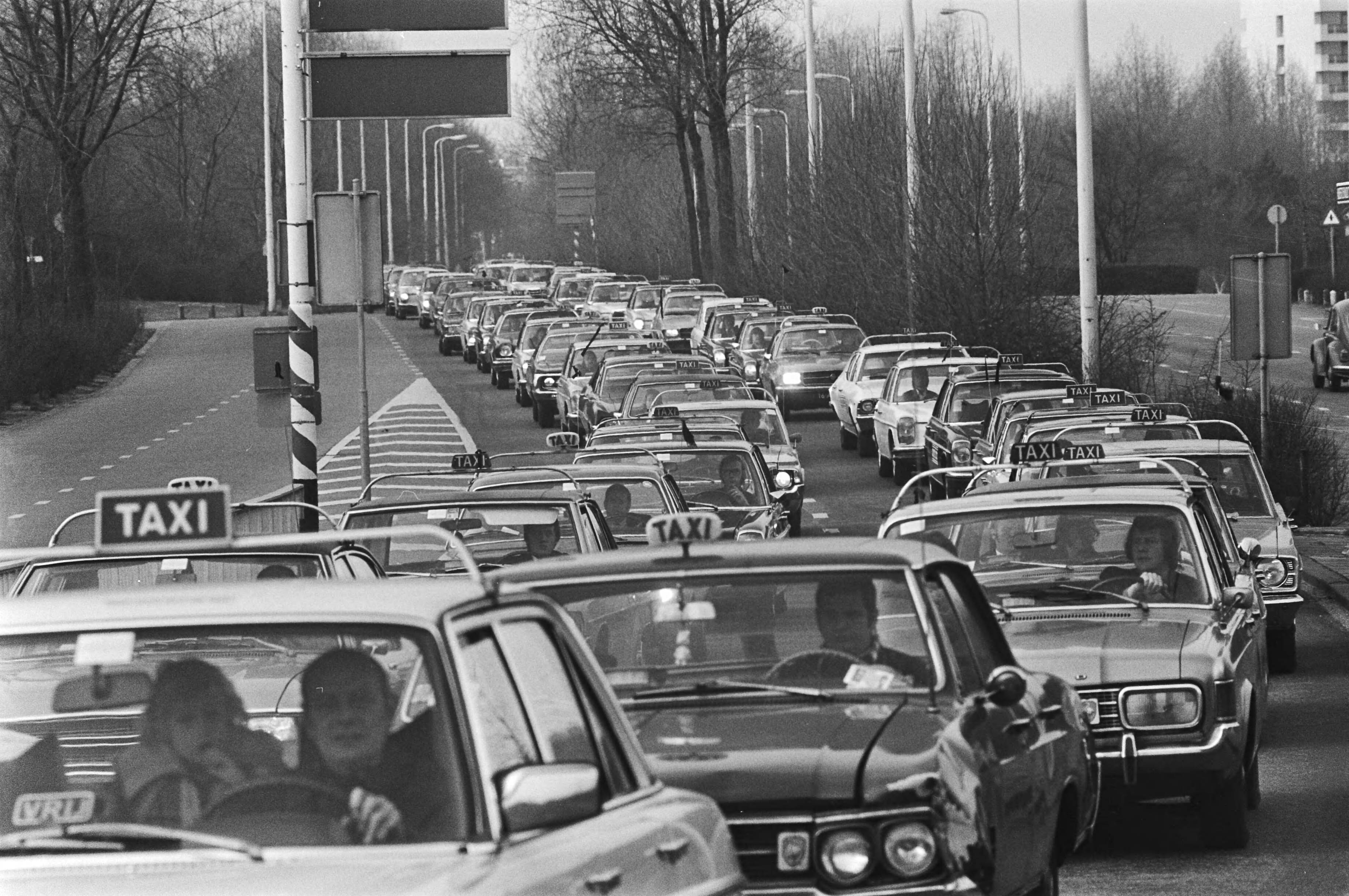 Fotocollectie Anefo — Vermoorde taxichauffeur Gerard Hofstede in Den Haag begraven; stoet van taxis op weg naar begraafplaats — Foto: Mieremet, Rob / Anefo. Licentie: Set B: Rechtenvrij / Publiek Domein. Bron: Nationaal Archief. http://hdl.handle.net/10648/ac7ed574-d0b4-102d-bcf8-003048976d84