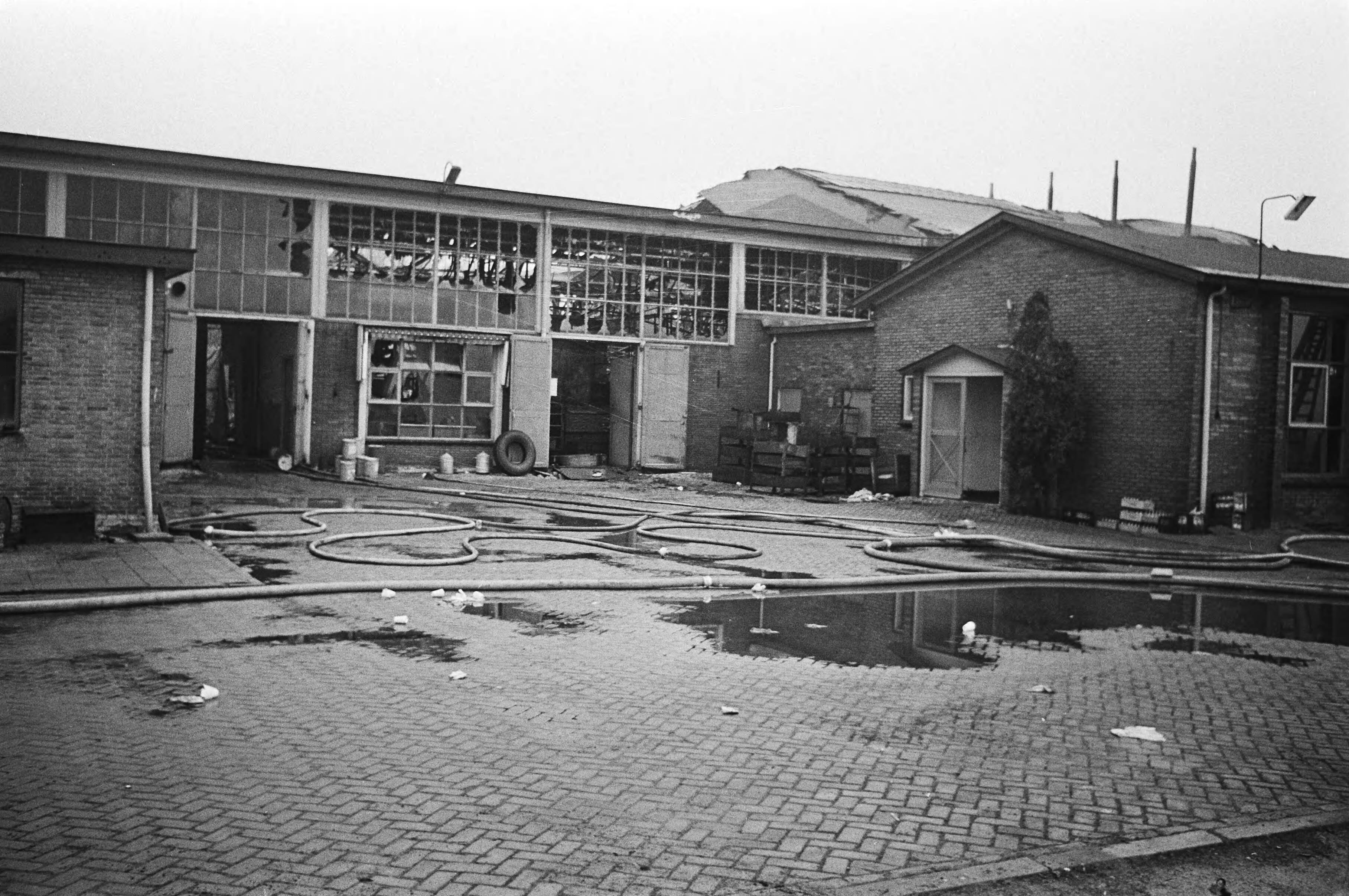 Fotocollectie Anefo — Brand in frabriekshal van British Leyland Nederland CV (voorheen autoindustrie Verheul NV) te Gouda, nabij Waddinxveen. — Foto: Punt, W. / Anefo. Licentie: Set B: Rechtenvrij / Publiek Domein. Bron: Nationaal Archief. http://hdl.handle.net/10648/abacb440-d0b4-102d-bcf8-003048976d84