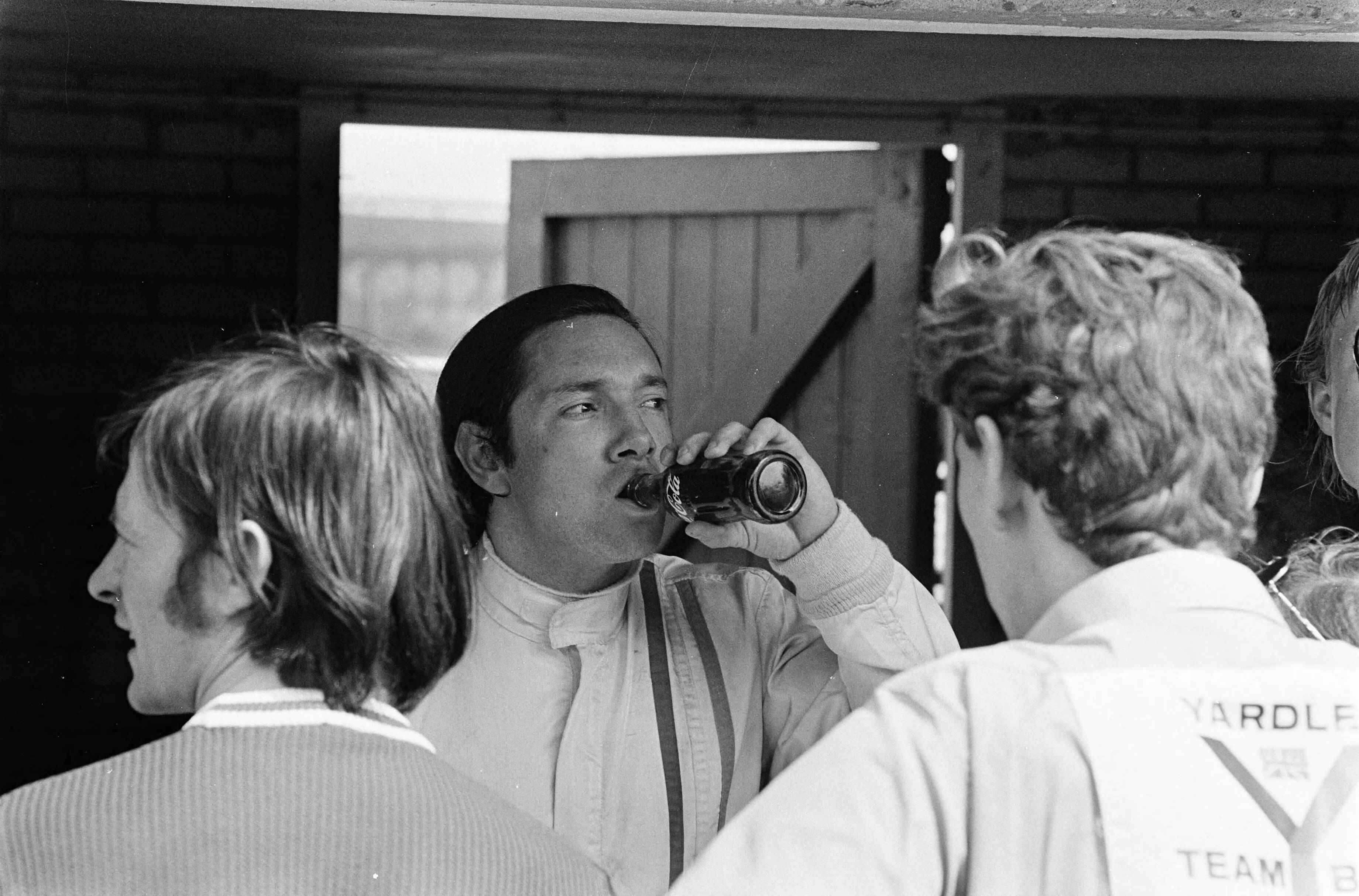 Grand Prix Zandvoort 1970, training — Grand Prix 1970 voor Formule I wagens te Zandvoort; eerste trainingsdag; Pedro Rodriquez drinkt uit flesje — Foto: Evers, Joost / Anefo. Licentie: Set B: Rechtenvrij / Publiek Domein. Bron: Nationaal Archief. http://hdl.handle.net/10648/ab9a03f4-d0b4-102d-bcf8-003048976d84
