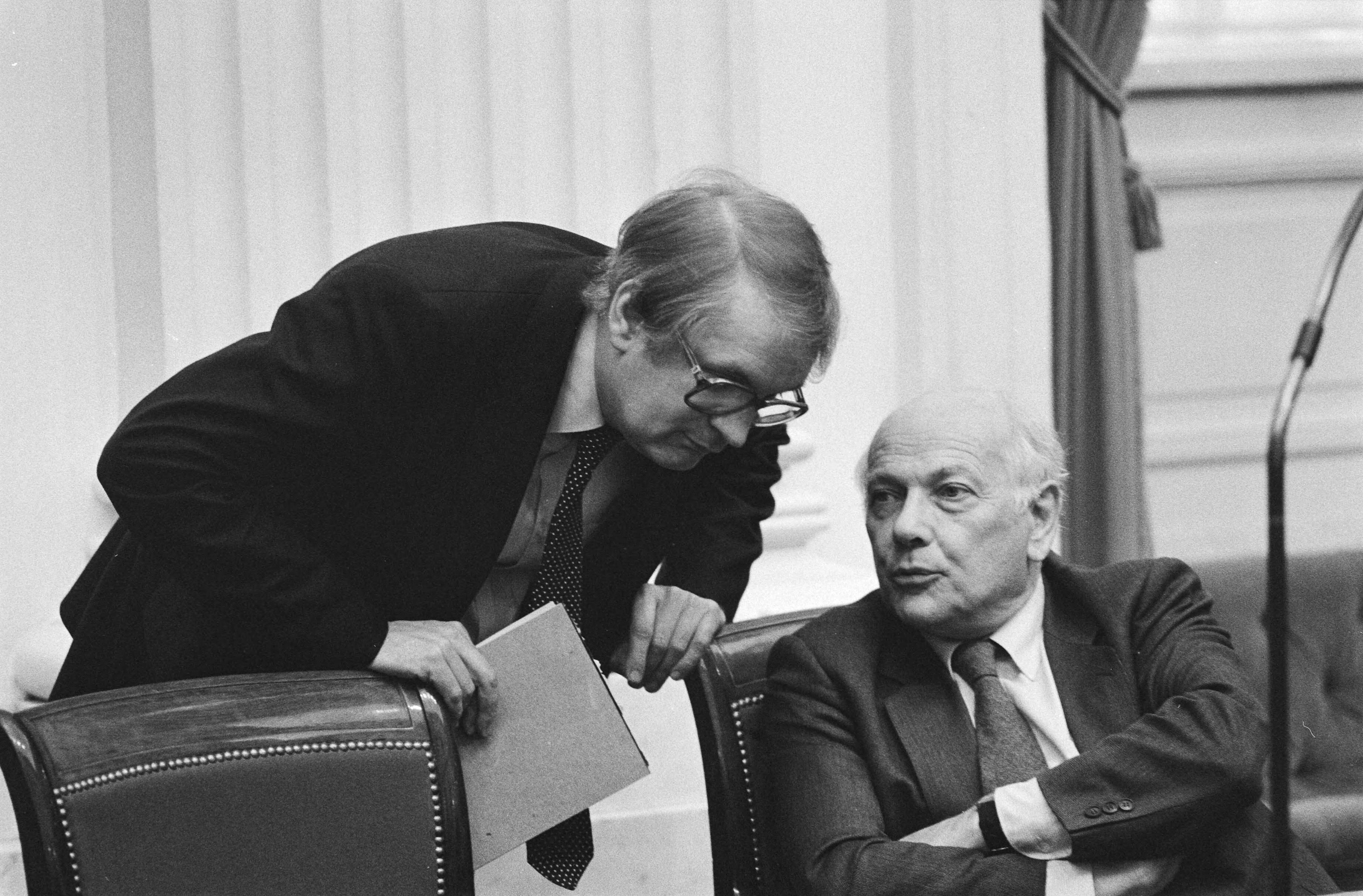 Fotocollectie Anefo — Tweede Kamer . Debat voorjaarsnota. Meyer (l.) in gesprek met Den Uyl — Foto: Antonisse, Marcel / Anefo. Licentie: Set B: Rechtenvrij / Publiek Domein. Bron: Nationaal Archief. http://hdl.handle.net/10648/ad1613a8-d0b4-102d-bcf8-003048976d84