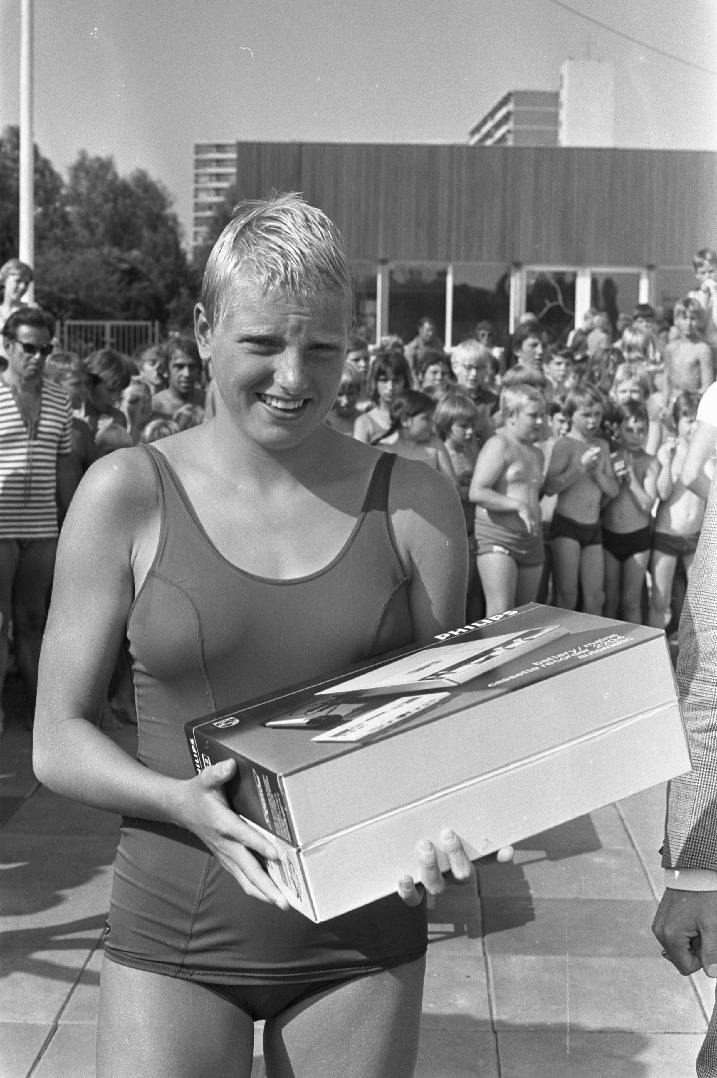 Fotocollectie Anefo — NOS-zwemwedstrijden in Veenendaal, Hansje Bunschoten tijdens prijsuitreiking, nummer 24 Hansje Bunschoten , nummer 25 Anke Rijnders — Foto: Punt, W. / Anefo. Licentie: Set B: Rechtenvrij / Publiek Domein. Bron: Nationaal Archief. http://hdl.handle.net/10648/abef98dc-d0b4-102d-bcf8-003048976d84
