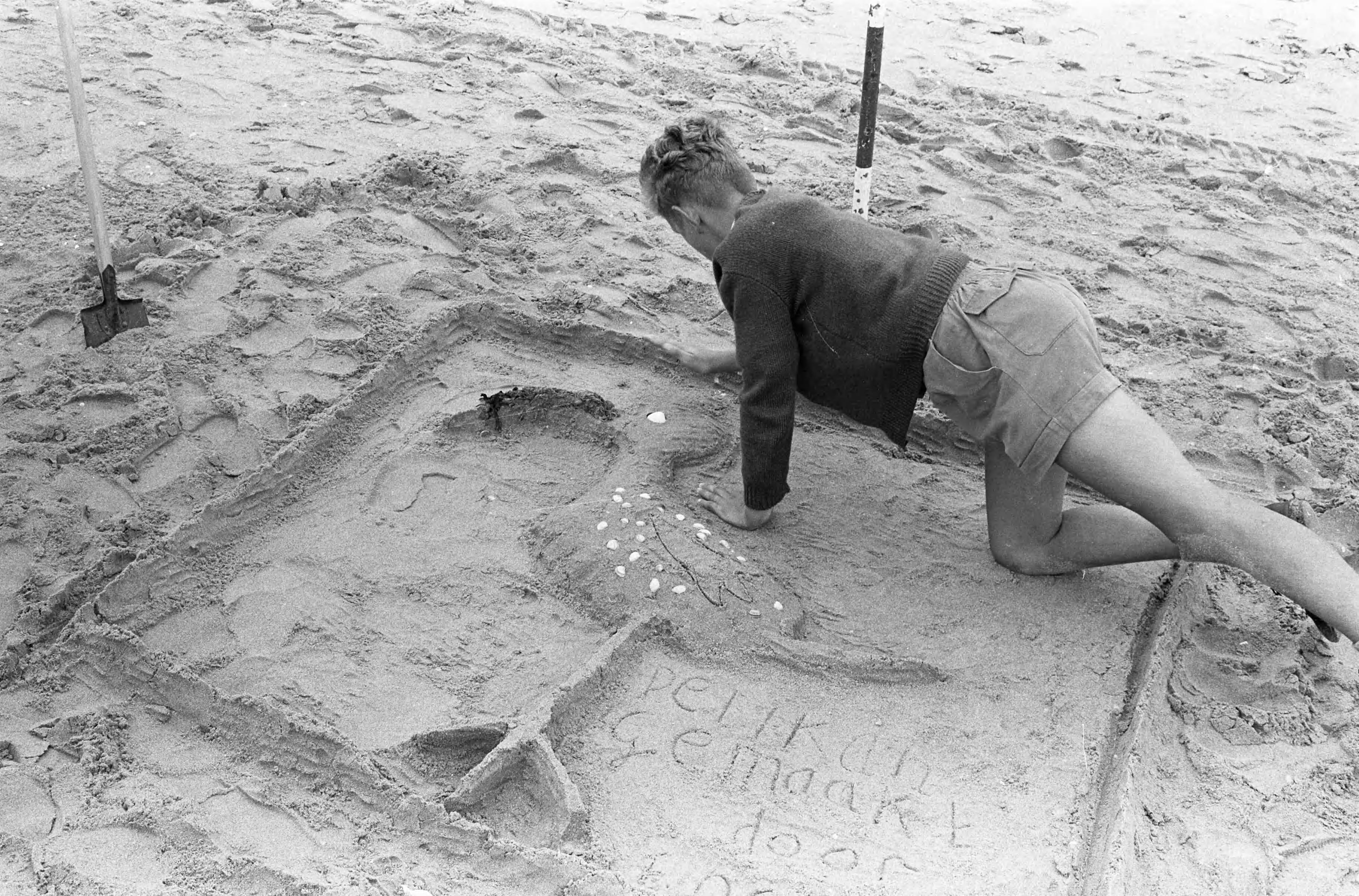 Fotocollectie Anefo — Zandbouwwedstrijden in Zandvoort — Foto: Pot, Harry / Anefo. Licentie: Set B: Rechtenvrij / Publiek Domein. Bron: Nationaal Archief. http://hdl.handle.net/10648/aa1095f2-d0b4-102d-bcf8-003048976d84