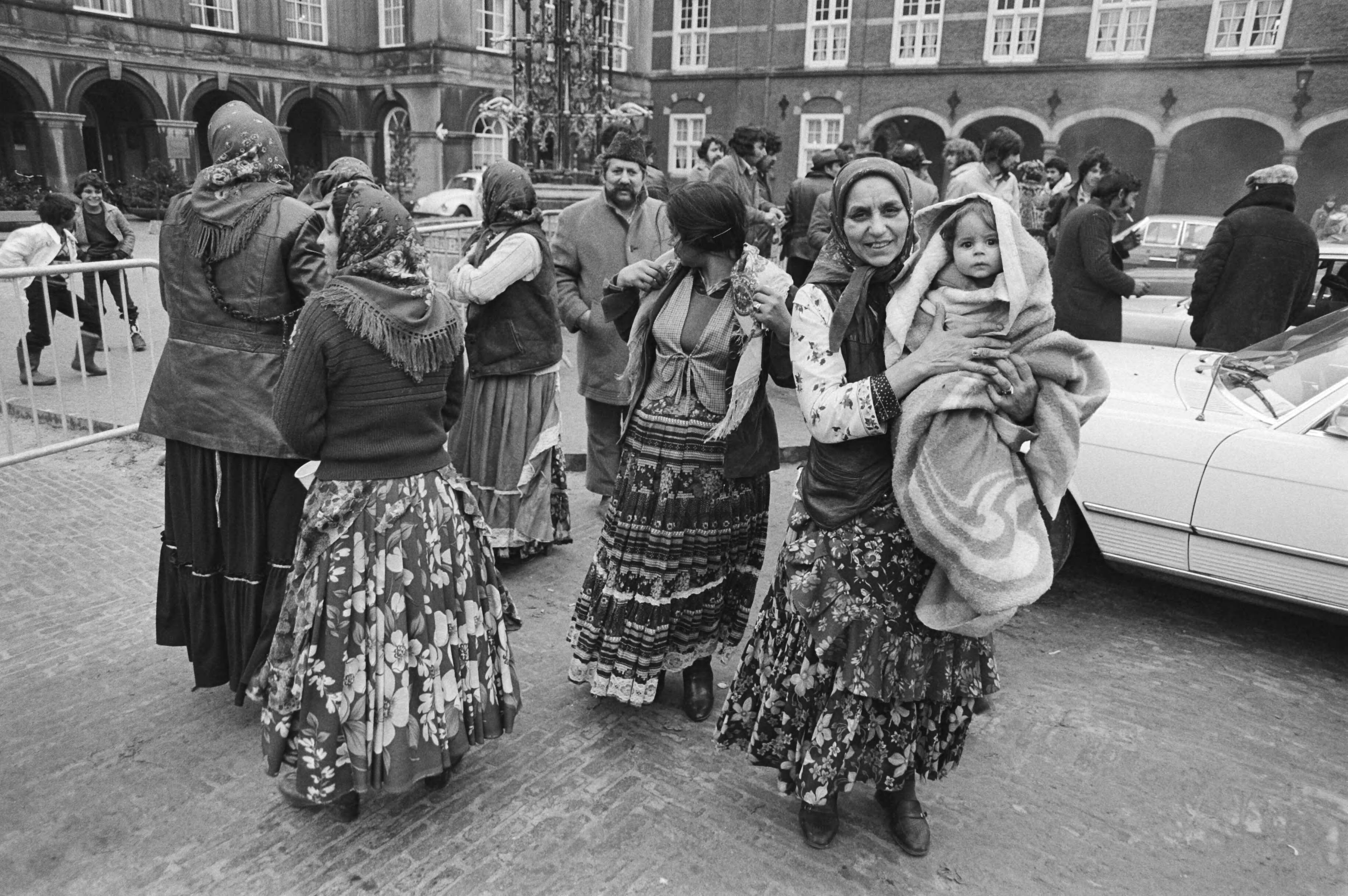 Fotocollectie Anefo — Protest van zigeuners met hun caravans op het Binnenhof i Den Haag tegen het politie-optreden op het zigeunerkamp — Foto: Antonisse, Marcel / Anefo. Licentie: Set B: Rechtenvrij / Publiek Domein. Bron: Nationaal Archief. http://hdl.handle.net/10648/acf08340-d0b4-102d-bcf8-003048976d84