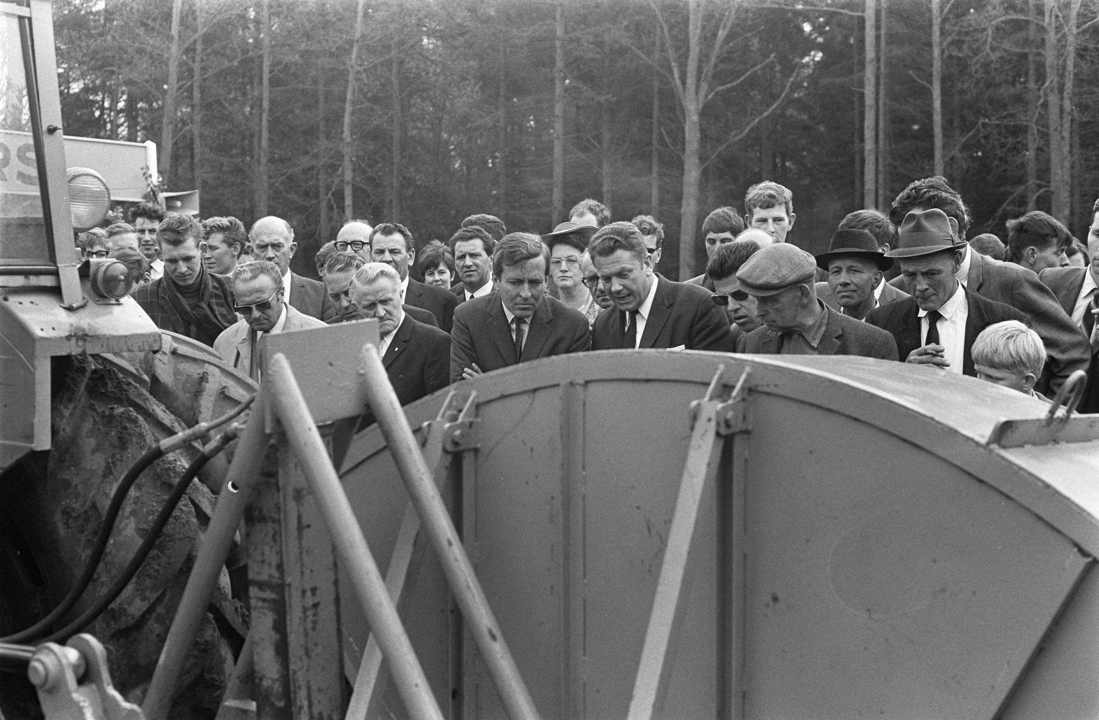 Fotocollectie Anefo — HKH Prins Claus opent de 22e "Werktuigendagen" te Liempde Prins Claus tijdens rondgang — Foto: Mieremet, Rob / Anefo. Licentie: Set B: Rechtenvrij / Publiek Domein. Bron: Nationaal Archief. http://hdl.handle.net/10648/ab683c70-d0b4-102d-bcf8-003048976d84