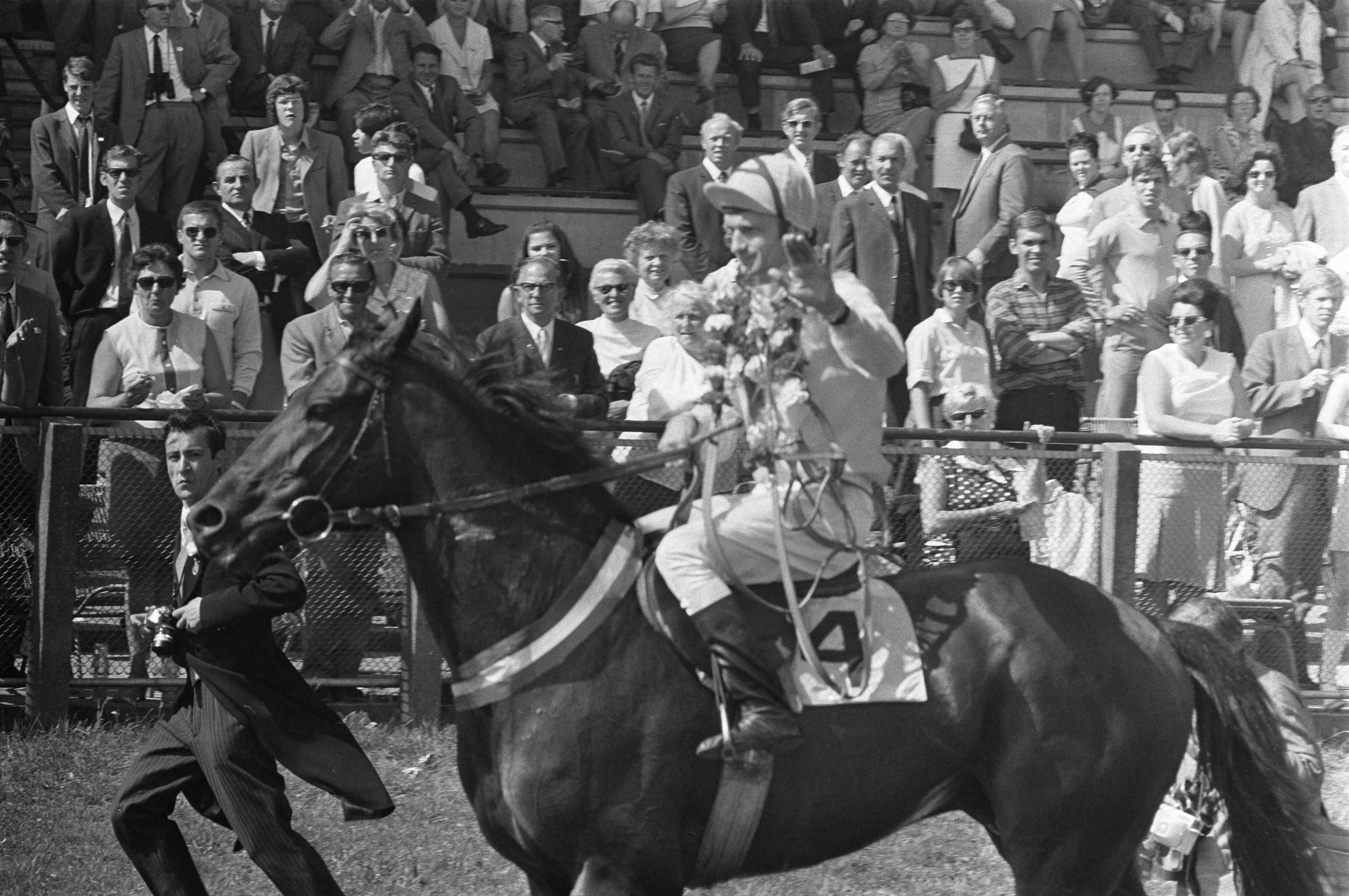 "Derby" op Duindigt — Rijder v.d. Kraats met bloemen op Joep — Foto: Fotograaf Onbekend / Anefo. Licentie: Set B: Rechtenvrij / Publiek Domein. Bron: Nationaal Archief. http://hdl.handle.net/10648/ab72a50c-d0b4-102d-bcf8-003048976d84