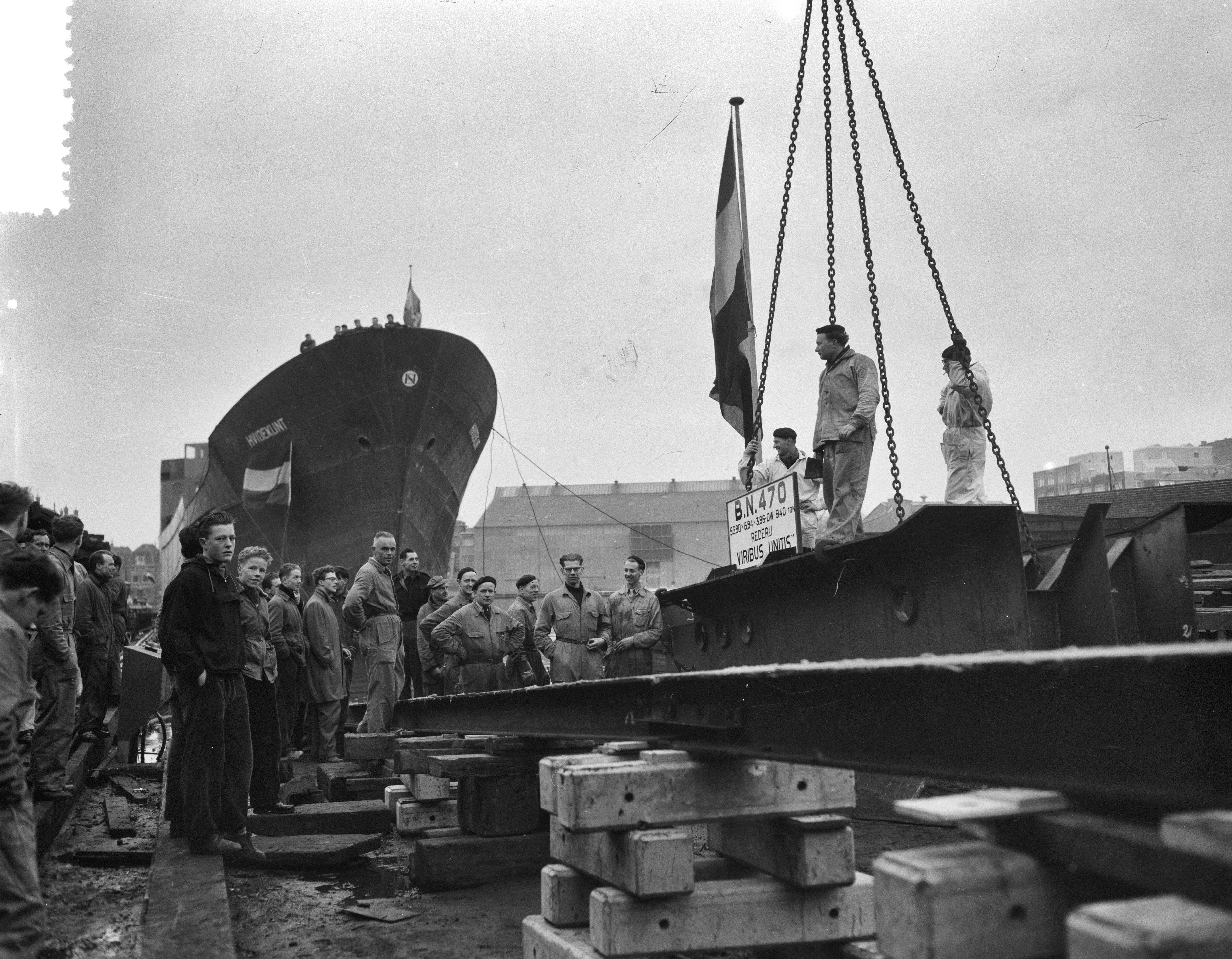 Fotocollectie Anefo — Tewaterlating motorcoaster "Hvideklint" bij de Zaanlandse Scheepsbouw Maatschappij te Zaandam — Foto: Bilsen, Joop van / Anefo. Licentie: Set B: Rechtenvrij / Publiek Domein. Bron: Nationaal Archief. http://hdl.handle.net/10648/a95b386a-d0b4-102d-bcf8-003048976d84