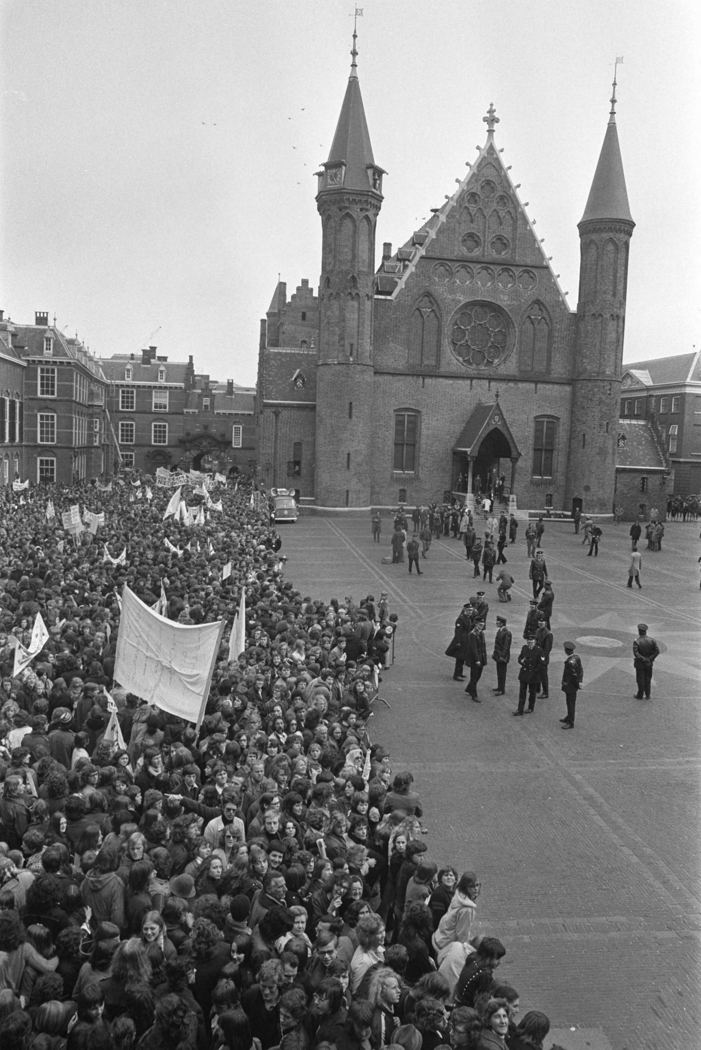 Fotocollectie Anefo — Demonstratie en hoorzitting over Veronica in Den Haag , overzicht demonstratie op Binnenhof — Foto: Verhoeff, Bert / Anefo. Licentie: Set B: Rechtenvrij / Publiek Domein. Bron: Nationaal Archief. http://hdl.handle.net/10648/ac2a391a-d0b4-102d-bcf8-003048976d84