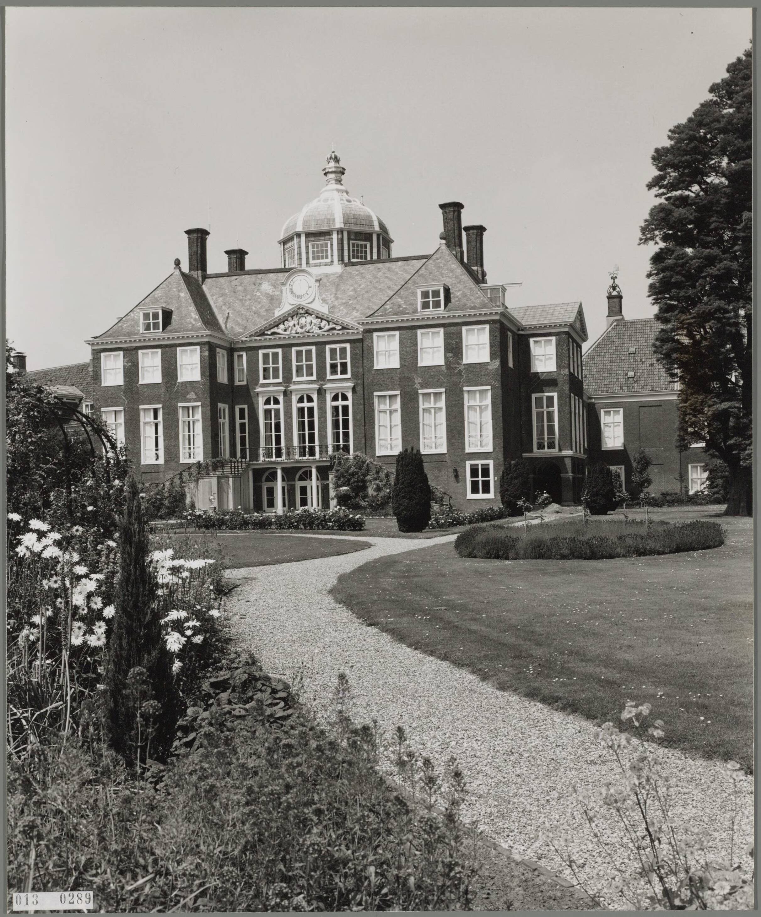 Paleis Huis ten Bosch te Den Haag — Exterieur — Foto: Hofmeester, Bart / RVD. Licentie: Set B: Rechtenvrij / Publiek Domein. Bron: Nationaal Archief. http://hdl.handle.net/10648/afa86a62-d0b4-102d-bcf8-003048976d84