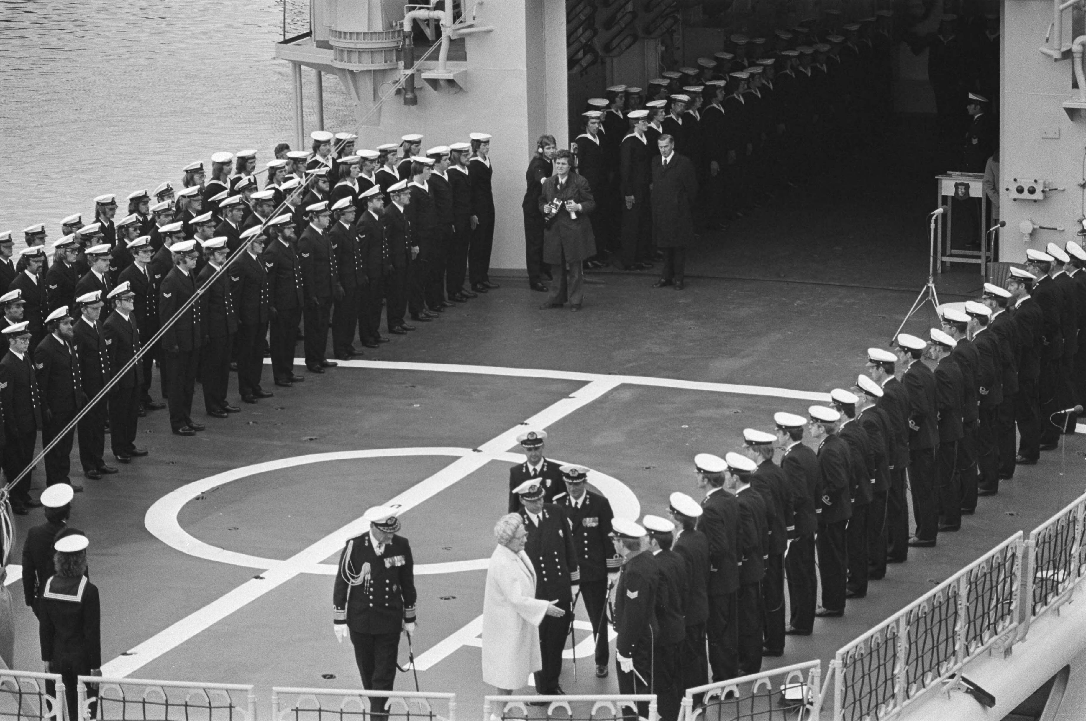 Fotocollectie Anefo — Wapenfregat De Ruyter door koningin Juliana in gebruik gesteld in Vlissingen, overzicht tijdens hijsen van vlag koningin Juliana — Foto: Verhoeff, Bert / Anefo. Licentie: Set B: Rechtenvrij / Publiek Domein. Bron: Nationaal Archief. http://hdl.handle.net/10648/ac8566b4-d0b4-102d-bcf8-003048976d84