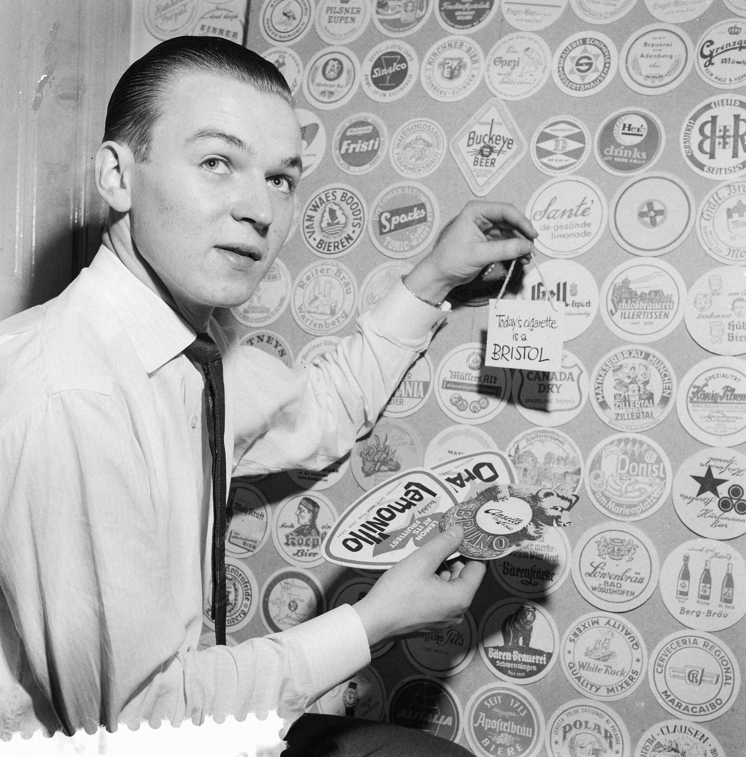Fotocollectie Anefo — Mathien Bijsmans uit Heerlen verzamelt bierviltjes — Foto: Koch, Eric / Anefo. Licentie: Set B: Rechtenvrij / Publiek Domein. Bron: Nationaal Archief. http://hdl.handle.net/10648/a9decff4-d0b4-102d-bcf8-003048976d84