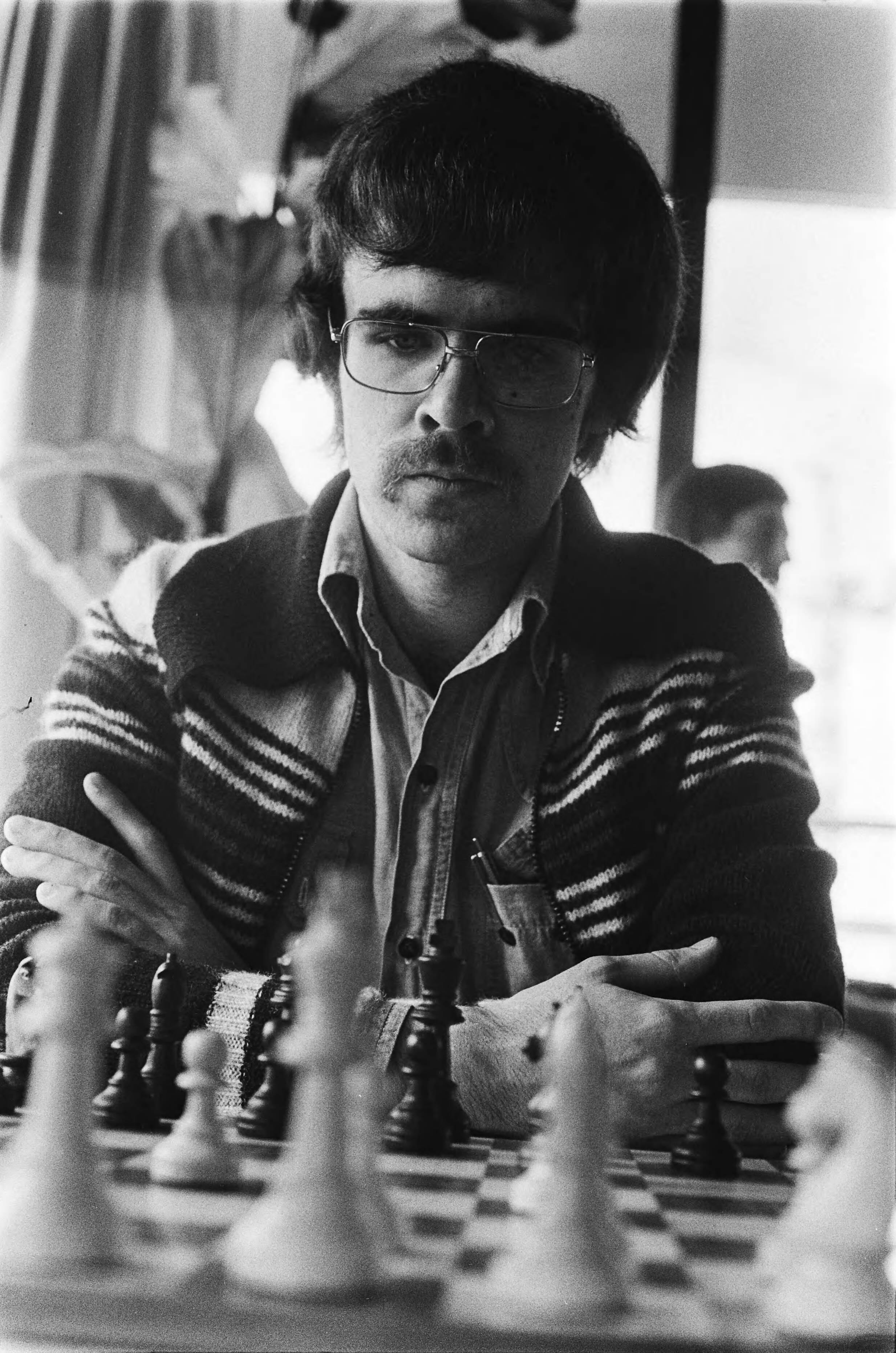 Fotocollectie Anefo — Nederlandse kampioenschap schaken, Leeuwarden; 15, 16 Sosonko in actie, nr. 13, 14 ? — Foto: Verhoeff, Bert / Anefo. Licentie: Set B: Rechtenvrij / Publiek Domein. Bron: Nationaal Archief. http://hdl.handle.net/10648/acb0aee6-d0b4-102d-bcf8-003048976d84