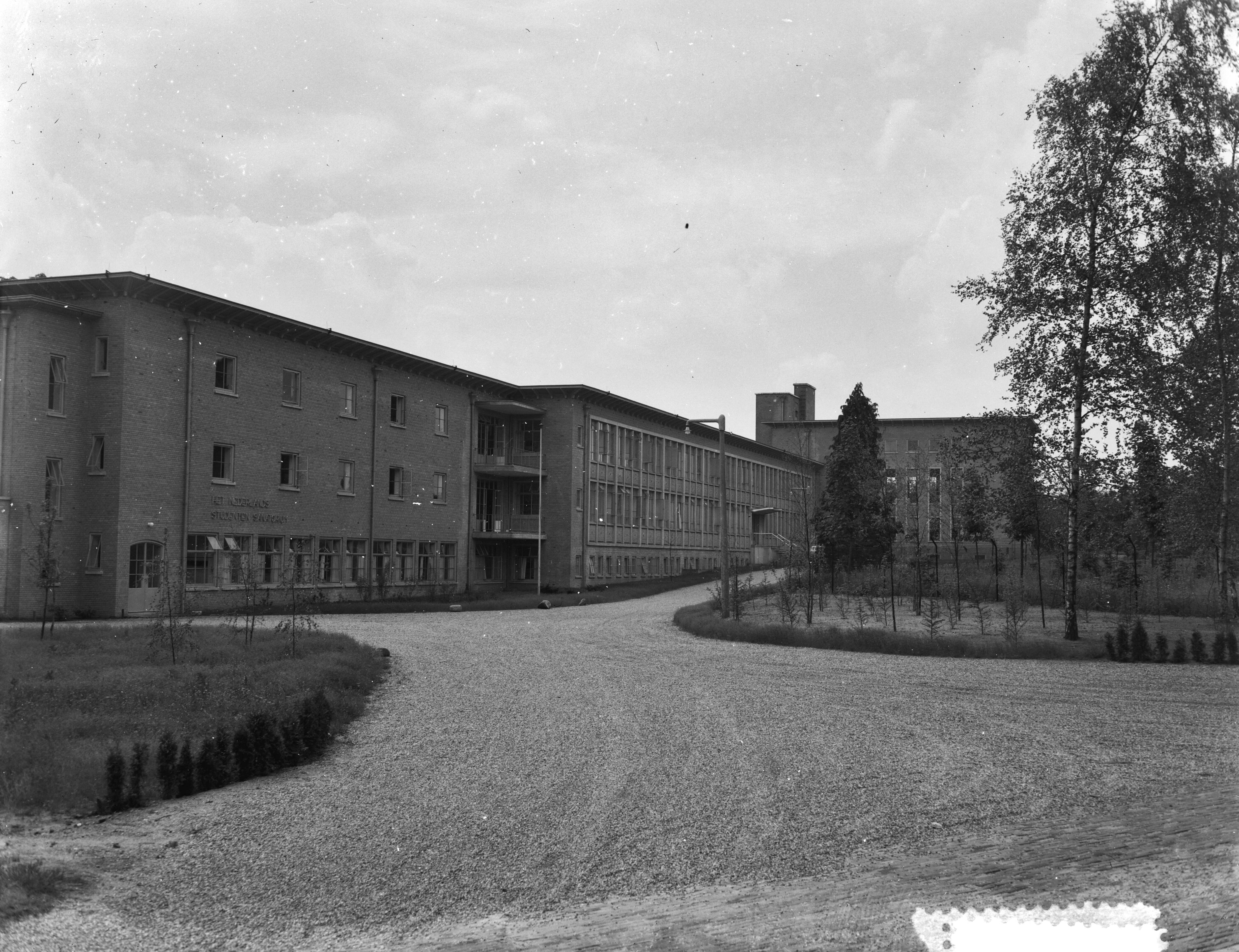 Fotocollectie Anefo — Studenten Sanatorium Laren — Foto: Consenheim, Wim / Anefo. Licentie: Set B: Rechtenvrij / Publiek Domein. Bron: Nationaal Archief. http://hdl.handle.net/10648/a8fb94c8-d0b4-102d-bcf8-003048976d84