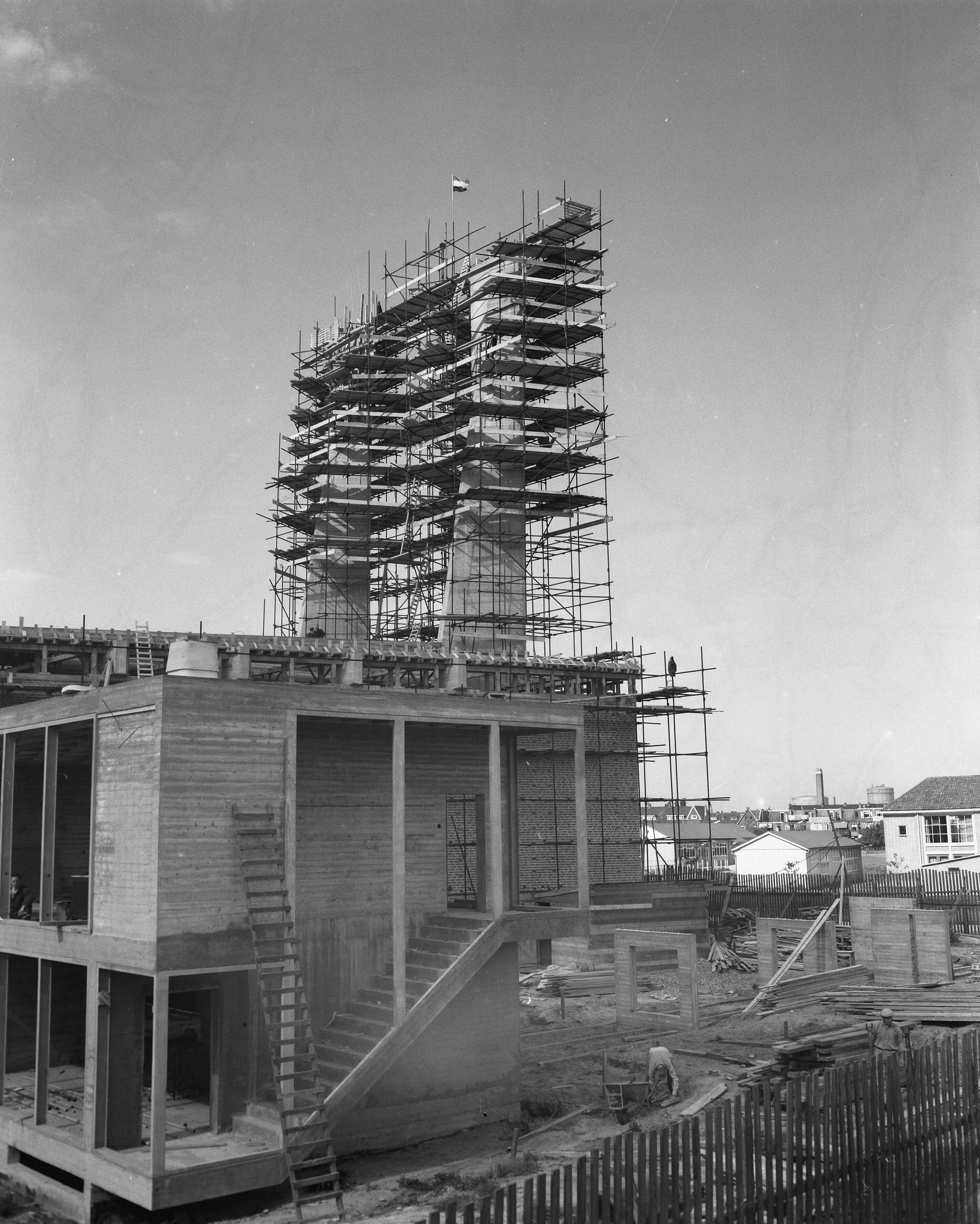 Fotocollectie Anefo — Bouw Fonteinkerk in Voorburg — Foto: Behrens, Herbert F. / Anefo. Licentie: Set B: Rechtenvrij / Publiek Domein. Bron: Nationaal Archief. http://hdl.handle.net/10648/a9692bf0-d0b4-102d-bcf8-003048976d84