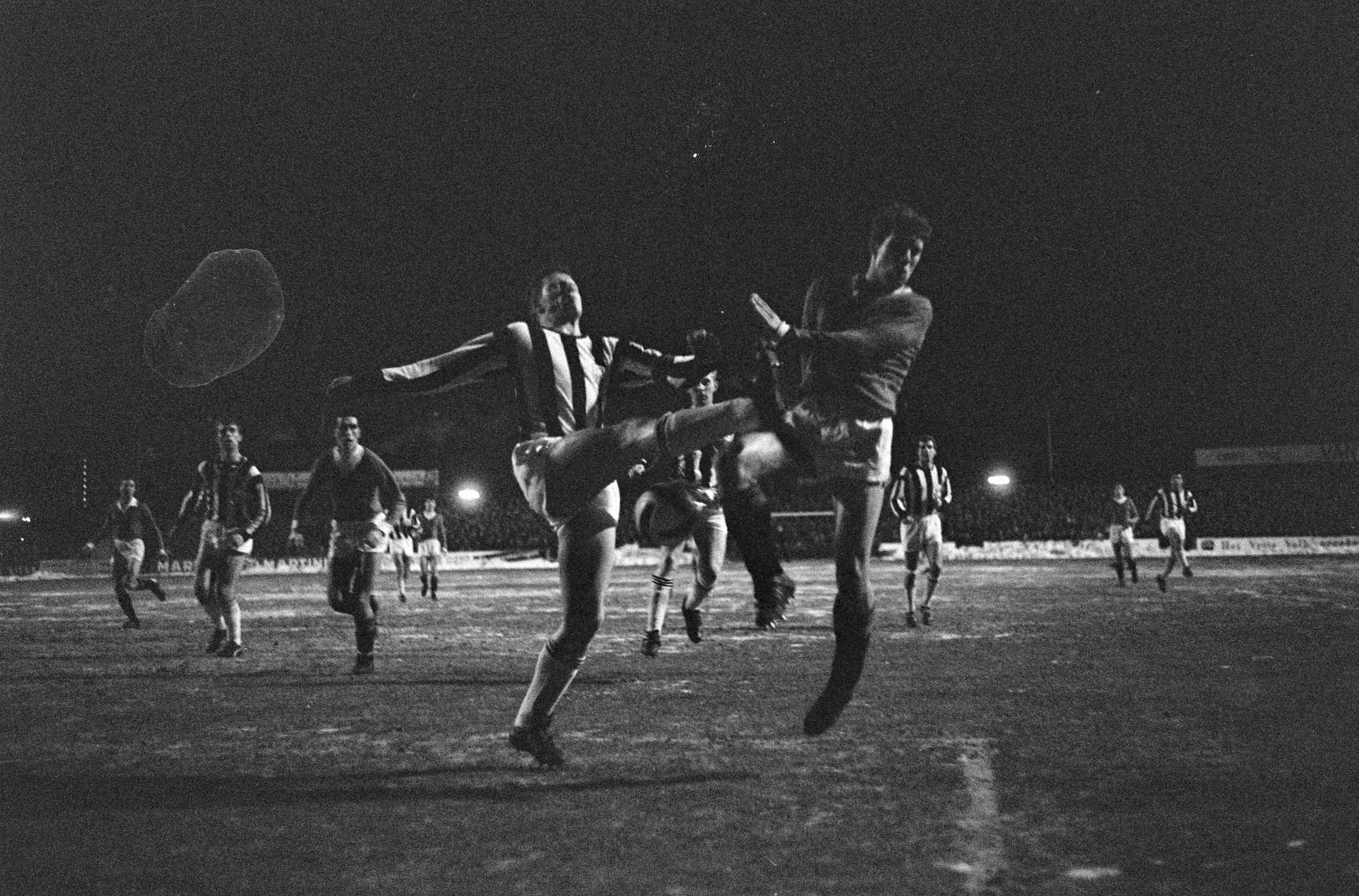 Fotocollectie Anefo — Voetbal. ADO tegen Heracles 2-2. Spelmoment, Piet van Miert (ADO, rechts) duel met speler Heracles — Foto: Koch, Eric / Anefo. Licentie: Set B: Rechtenvrij / Publiek Domein. Bron: Nationaal Archief. http://hdl.handle.net/10648/aadaffb8-d0b4-102d-bcf8-003048976d84