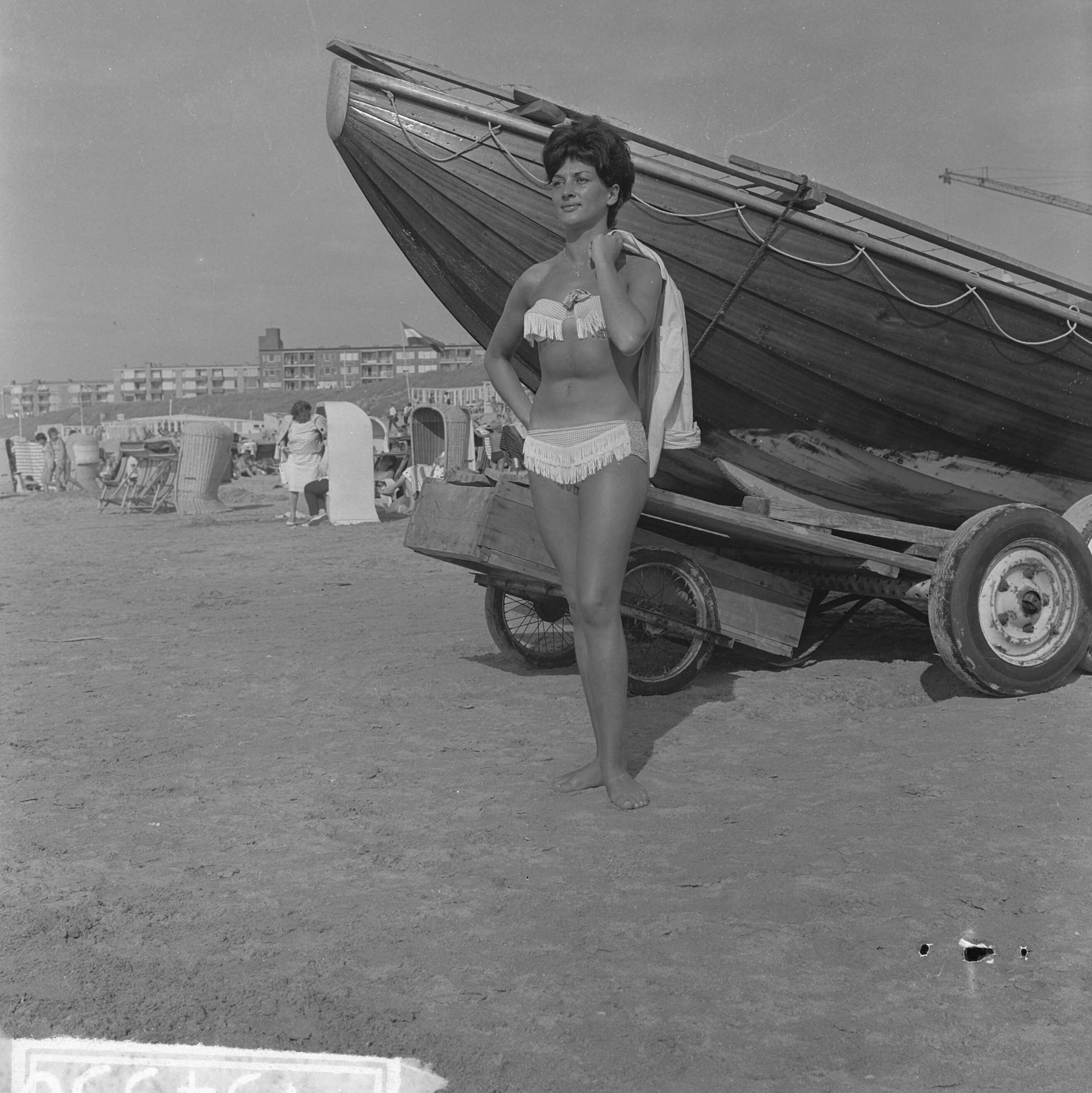 Fotocollectie Anefo — Strandmode 1963 in praktijk op het Zandvoortse strand — Foto: Koch, Eric / Anefo. Licentie: Set B: Rechtenvrij / Publiek Domein. Bron: Nationaal Archief. http://hdl.handle.net/10648/aa42a8b2-d0b4-102d-bcf8-003048976d84
