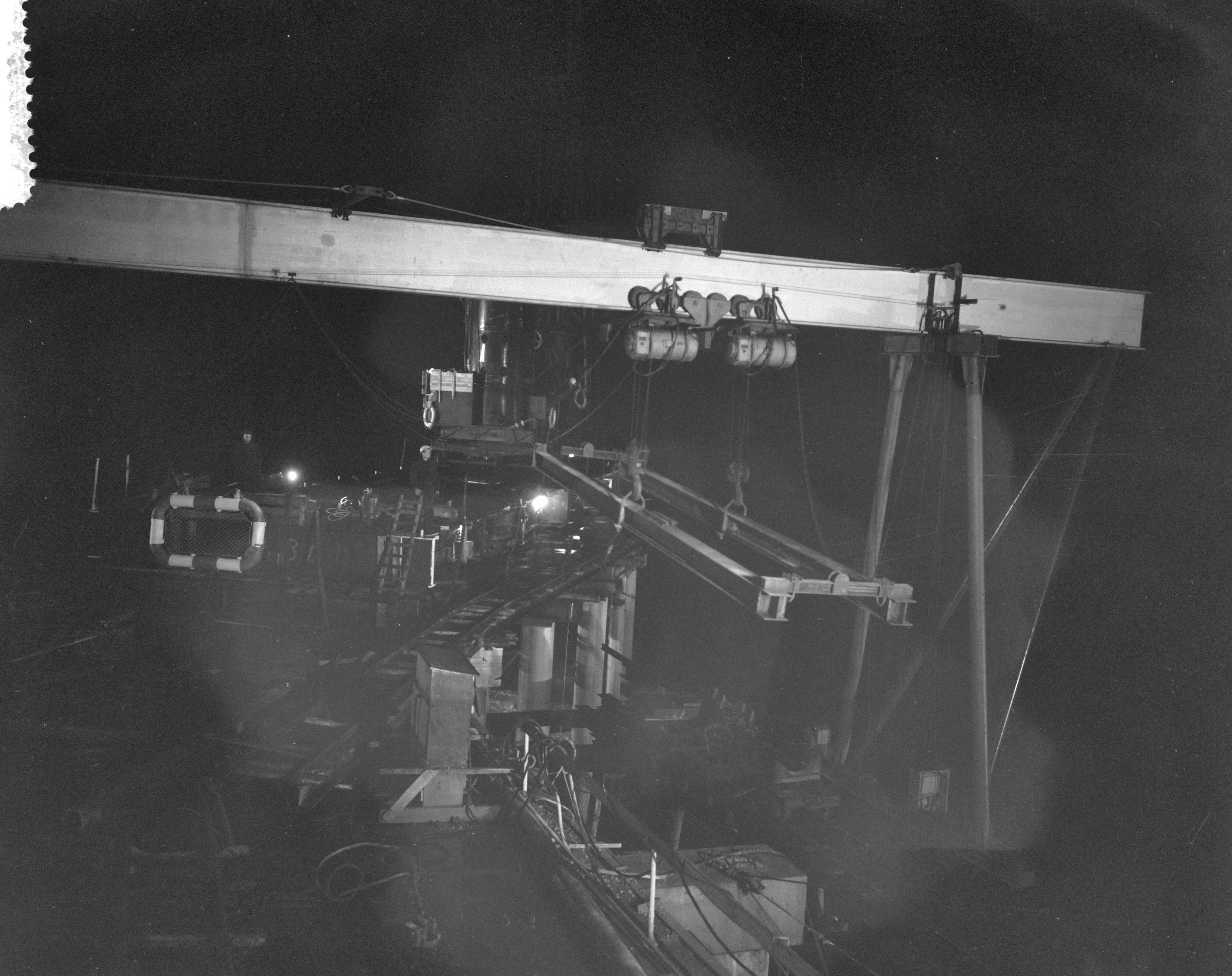Fotocollectie Anefo — Werkzaamheden aan de pier te Scheveningen in de avond — Foto: Behrens, Herbert F. / Anefo. Licentie: Set B: Rechtenvrij / Publiek Domein. Bron: Nationaal Archief. http://hdl.handle.net/10648/a9c08936-d0b4-102d-bcf8-003048976d84
