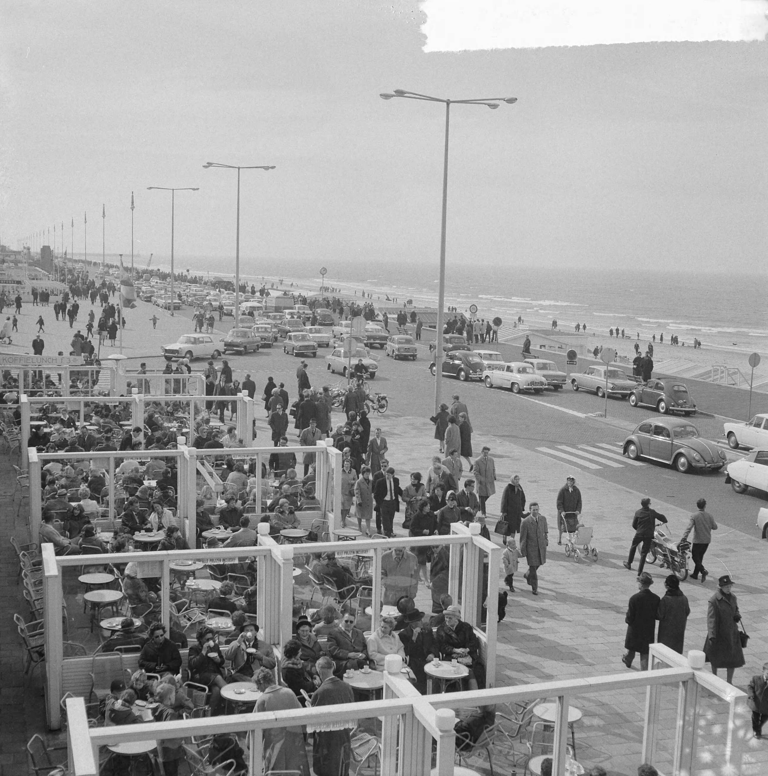 Fotocollectie Anefo — Drukte op Scheveningen, volle terrasjes en wandelaars op de Boulevard — Foto: Nijs, Jac. de / Anefo. Licentie: Set B: Rechtenvrij / Publiek Domein. Bron: Nationaal Archief. http://hdl.handle.net/10648/aa9ba246-d0b4-102d-bcf8-003048976d84