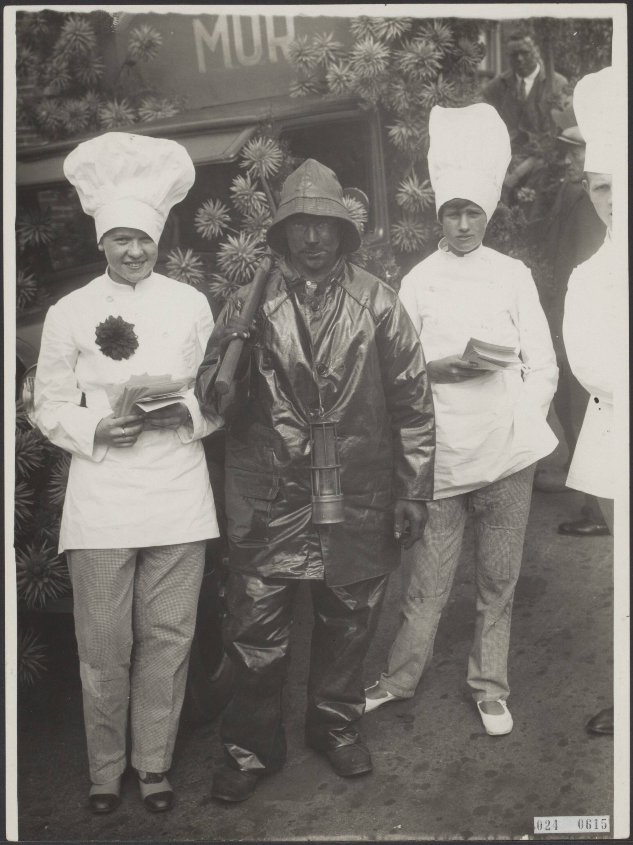 Fotocollectie Elsevier Binnenland — Optocht in Aalsmeer. Als bakker verklede kinderen en donker geschminkte man [schoorsteenveger, mijnwerker, zeeman?] — Foto: Vogt & Peets (Internationaal Illustratiebureau). Licentie: Set B: Rechtenvrij / Publiek Domein. Bron: Nationaal Archief. http://hdl.handle.net/10648/add7f7a2-d0b4-102d-bcf8-003048976d84
