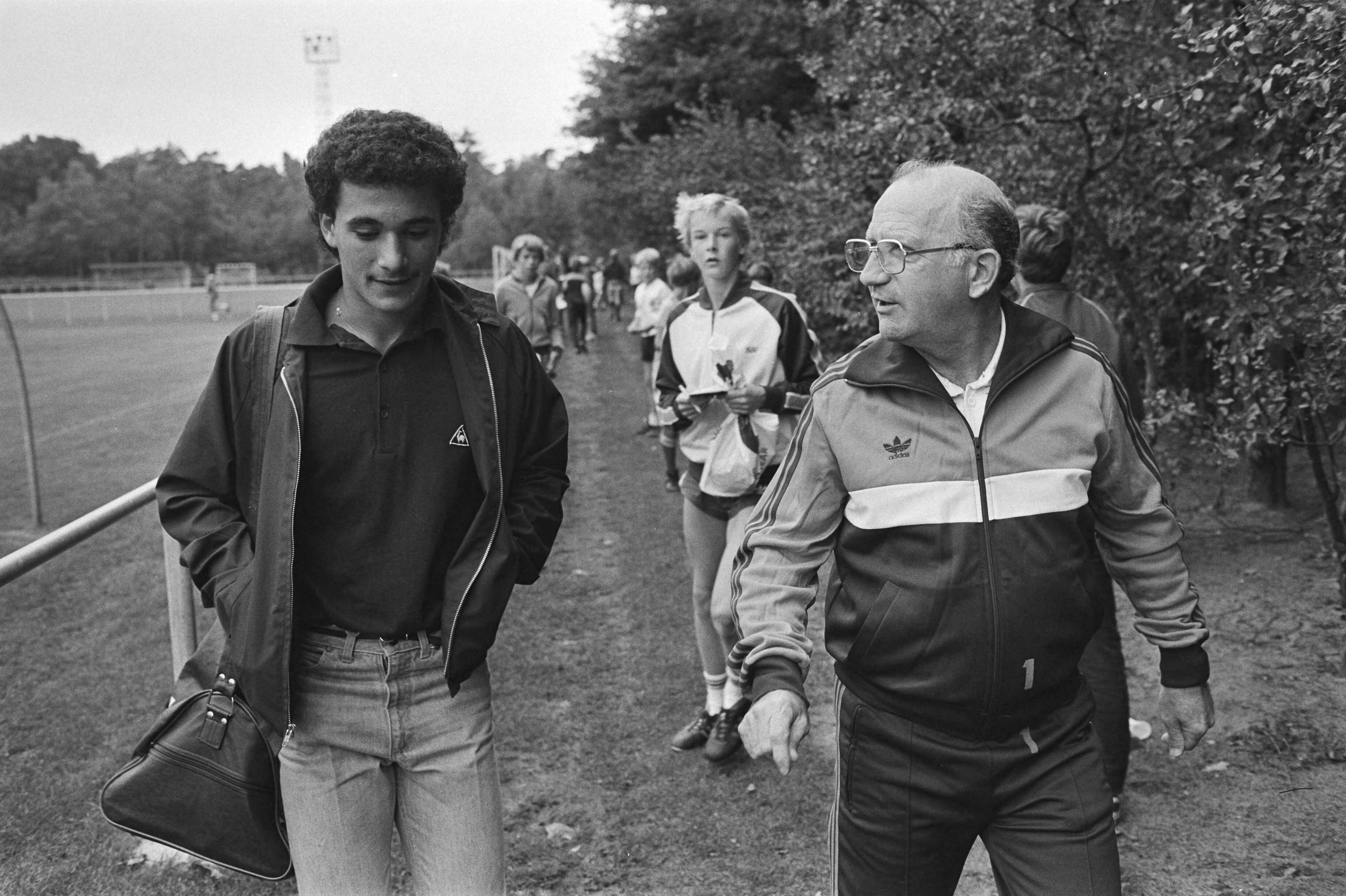 Fotocollectie Anefo — Training Nederlands elftal in Zeist; bondscoach Rijvers en Vanenburg (Ajax) — Foto: Antonisse, Marcel / Anefo. Licentie: Set B: Rechtenvrij / Publiek Domein. Bron: Nationaal Archief. http://hdl.handle.net/10648/ad1cd9fe-d0b4-102d-bcf8-003048976d84