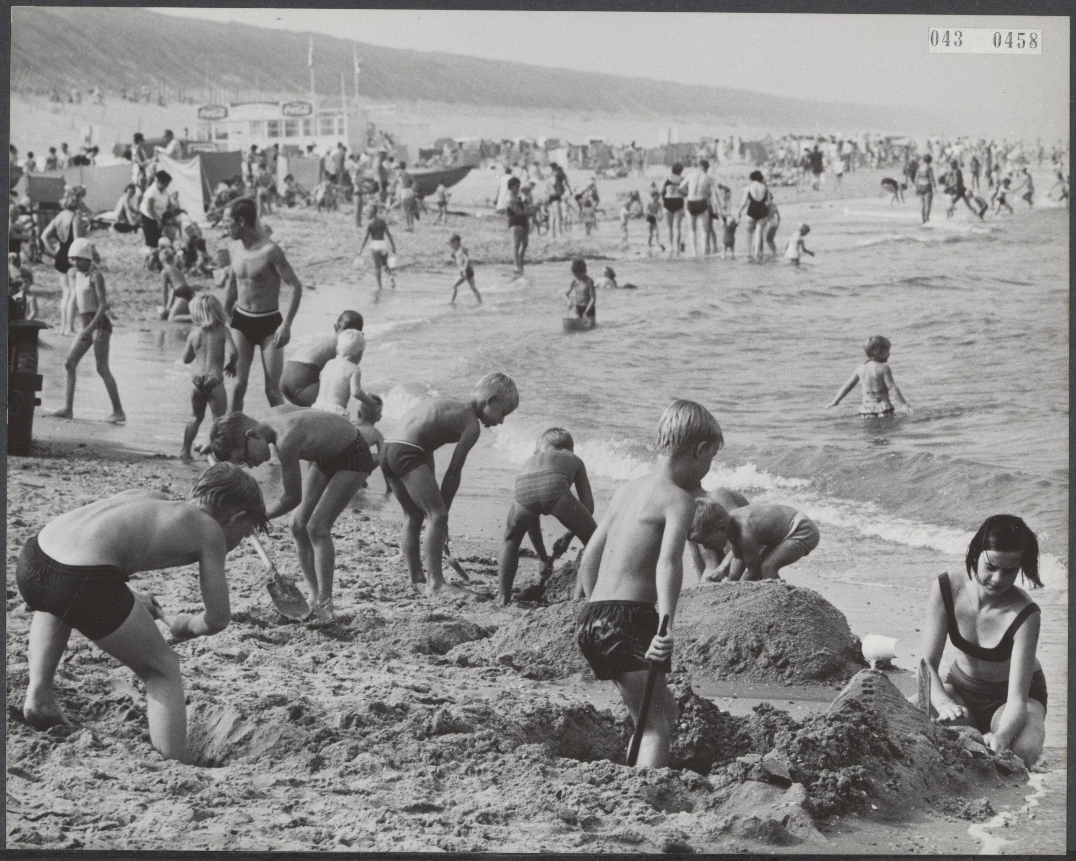 Fotocollectie Elsevier Binnenland — Met een temperatuur van omstreeks de dertig graden was de enige nog aantrekkelijke plaats het strand. Veel kinderen speelden vandaag in water van 20 graden op het stand van Wassenaar — Foto: Fotograaf Onbekend / Anefo. Licentie: Set B: Rechtenvrij / Publiek Domein. Bron: Nationaal Archief. http://hdl.handle.net/10648/adf90c4e-d0b4-102d-bcf8-003048976d84