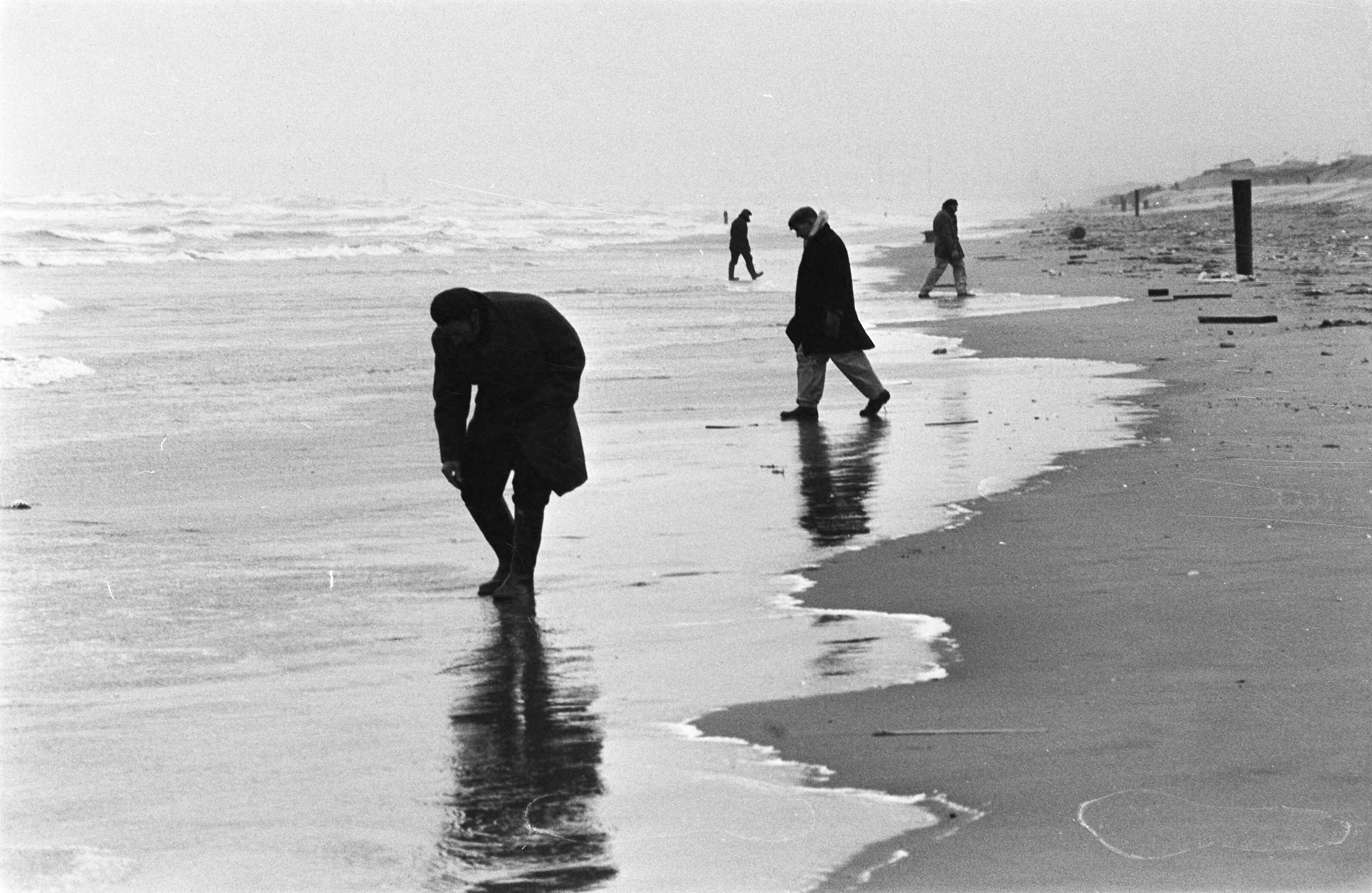 Fotocollectie Anefo — "Centenzoekers" op strand in Zandvoort — Foto: Mieremet, Rob / Anefo. Licentie: Set B: Rechtenvrij / Publiek Domein. Bron: Nationaal Archief. http://hdl.handle.net/10648/ac5cb822-d0b4-102d-bcf8-003048976d84
