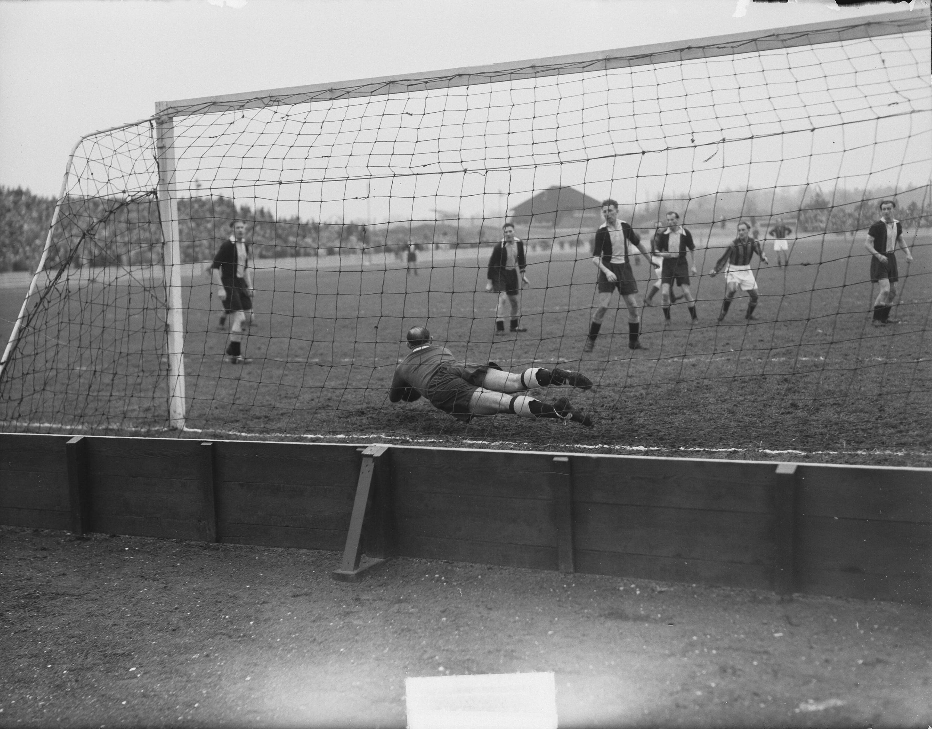 Fotocollectie Anefo — Voetbal. 't Gooi tegen DWS 1-2. Spelmoment — Foto: Oorschot, […] van / Anefo. Licentie: Set B: Rechtenvrij / Publiek Domein. Bron: Nationaal Archief. http://hdl.handle.net/10648/a8e59268-d0b4-102d-bcf8-003048976d84