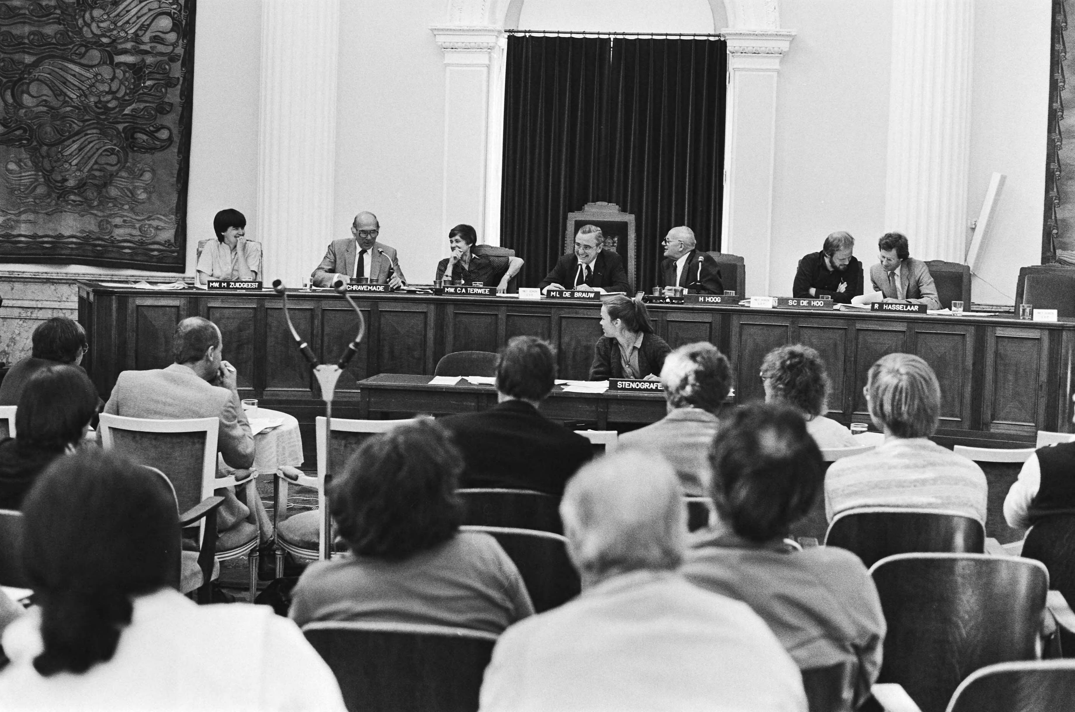 Fotocollectie Anefo — Stuurgroep Maatschappelijke Discussie Energiebeleid houdt hoorzitting in Haarlem; beeld van de hoorzitting met o.a. De Brauw — Foto: Bogaerts, Rob / Anefo. Licentie: Set B: Rechtenvrij / Publiek Domein. Bron: Nationaal Archief. http://hdl.handle.net/10648/ad189d08-d0b4-102d-bcf8-003048976d84
