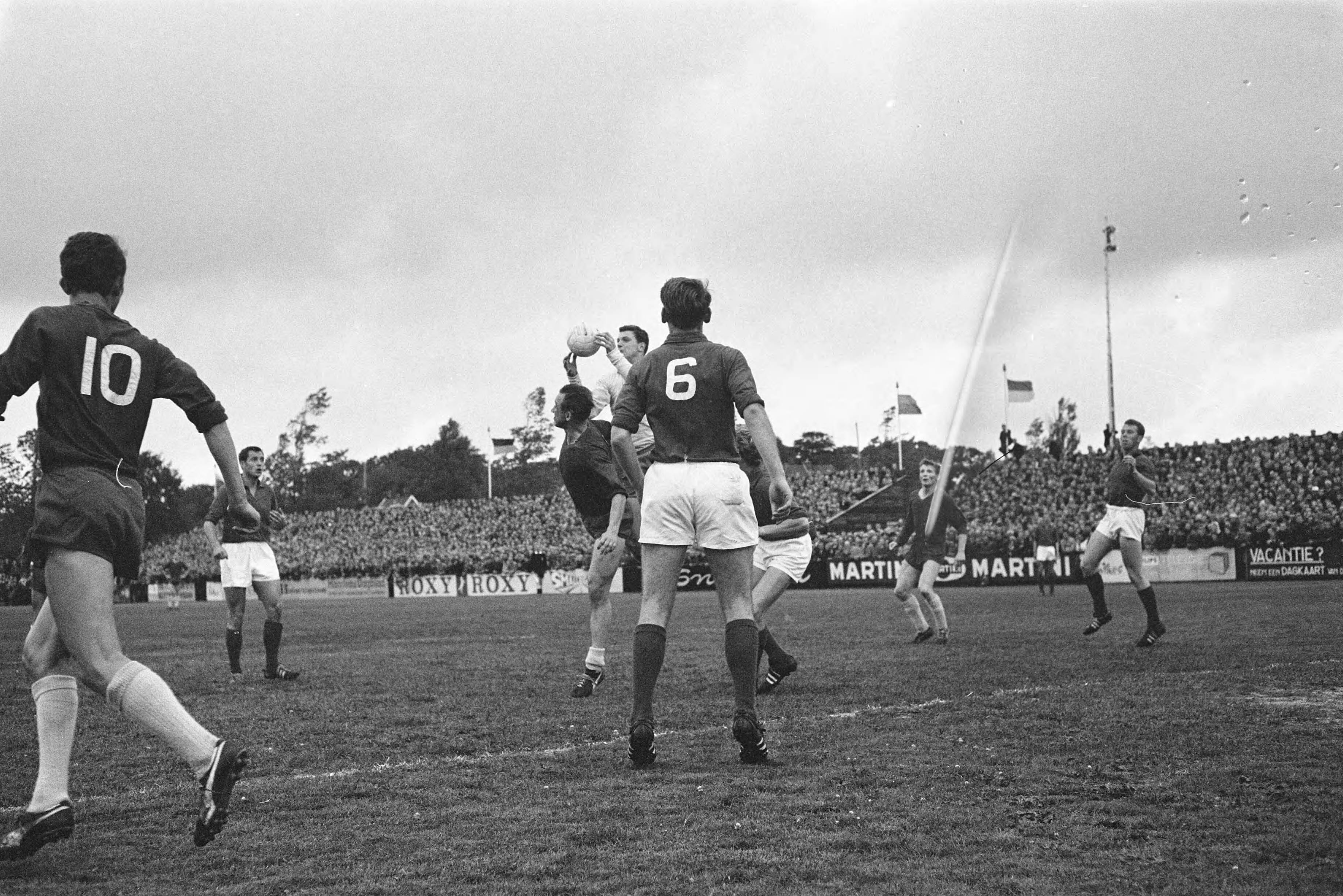 Fotocollectie Anefo — Voetbal. Promotiewedstrijd voor 1e divisie. Haarlem tegen VSV 2-2 na verlenging. Spelmoment — Foto: Pot, Harry / Anefo. Licentie: Set B: Rechtenvrij / Publiek Domein. Bron: Nationaal Archief. http://hdl.handle.net/10648/aa3b7164-d0b4-102d-bcf8-003048976d84