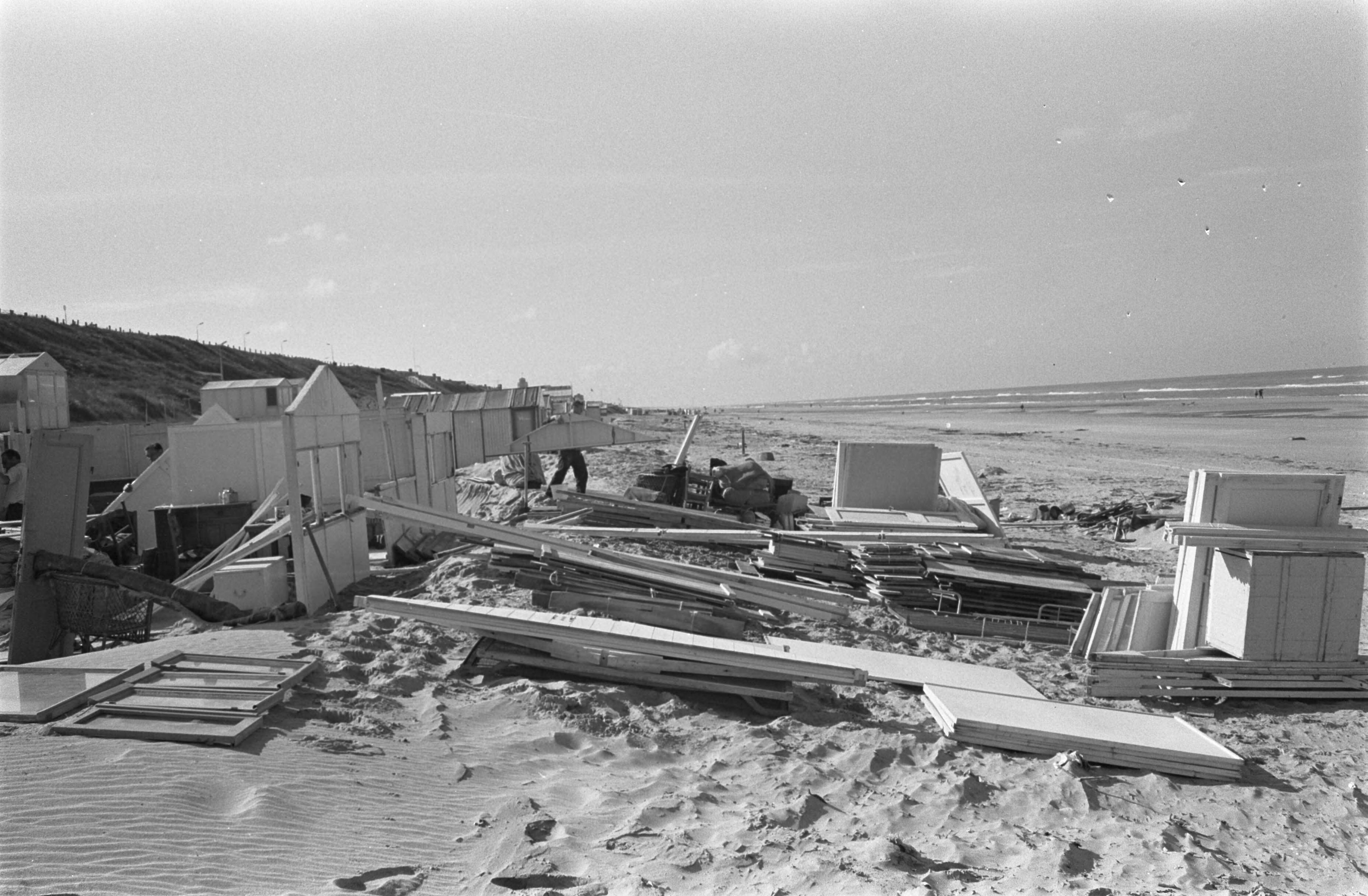 Fotocollectie Anefo — Strandseizoen 1962 ten einde, afbreken van de strandhuisjes te Zandvoort — Foto: Pot, Harry / Anefo. Licentie: Set B: Rechtenvrij / Publiek Domein. Bron: Nationaal Archief. http://hdl.handle.net/10648/aa17c11a-d0b4-102d-bcf8-003048976d84