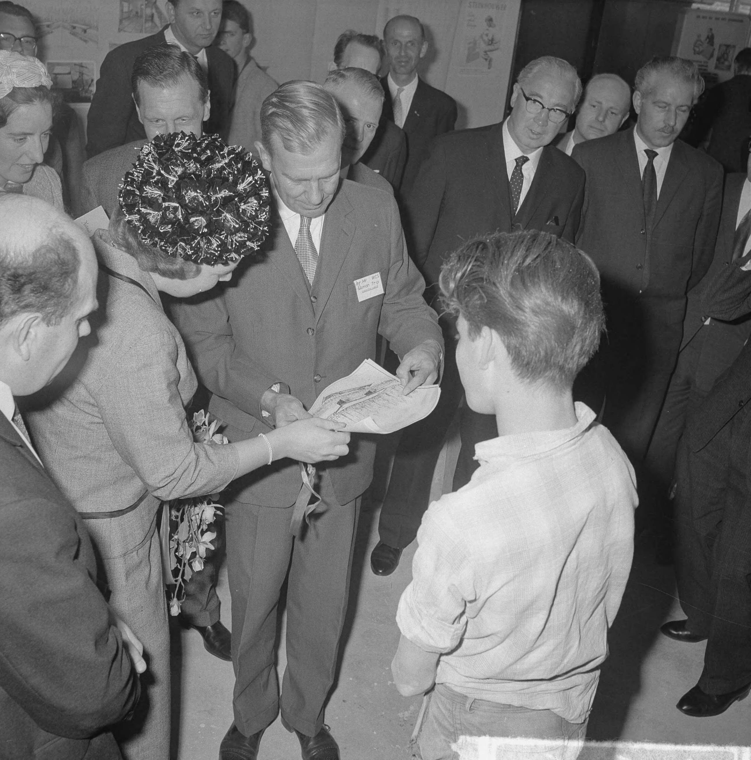 Fotocollectie Anefo — Prinses Beatrix bezocht de Nationale Beroepsmanifestatie te Utrecht — Foto: Nijs, Jac. de / Anefo. Licentie: Set B: Rechtenvrij / Publiek Domein. Bron: Nationaal Archief. http://hdl.handle.net/10648/aa35c5ca-d0b4-102d-bcf8-003048976d84