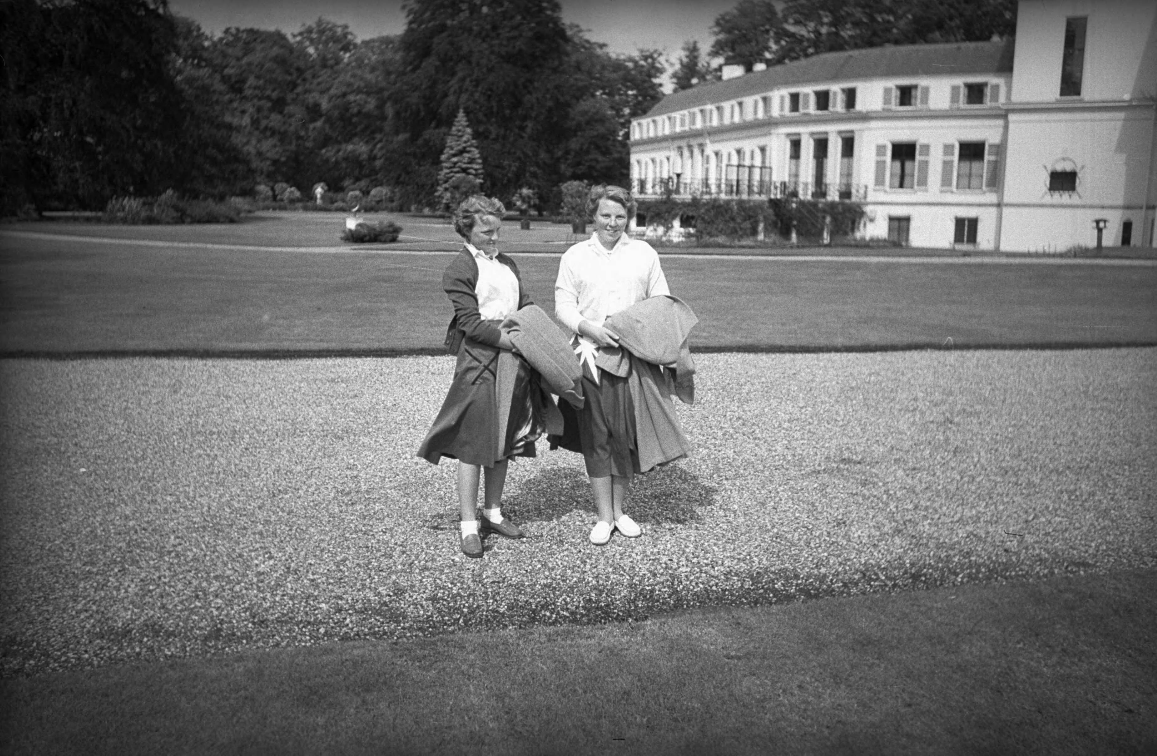Fotocollectie RVD / Koninklijk Huis — Prinses Beatrix met prinses Irene in de achtertuin van paleis Soestdijk, 1954 — Foto: Rousel (repro) / RVD. Licentie: Set B: Rechtenvrij / Publiek Domein. Bron: Nationaal Archief. http://hdl.handle.net/10648/afbc3830-d0b4-102d-bcf8-003048976d84