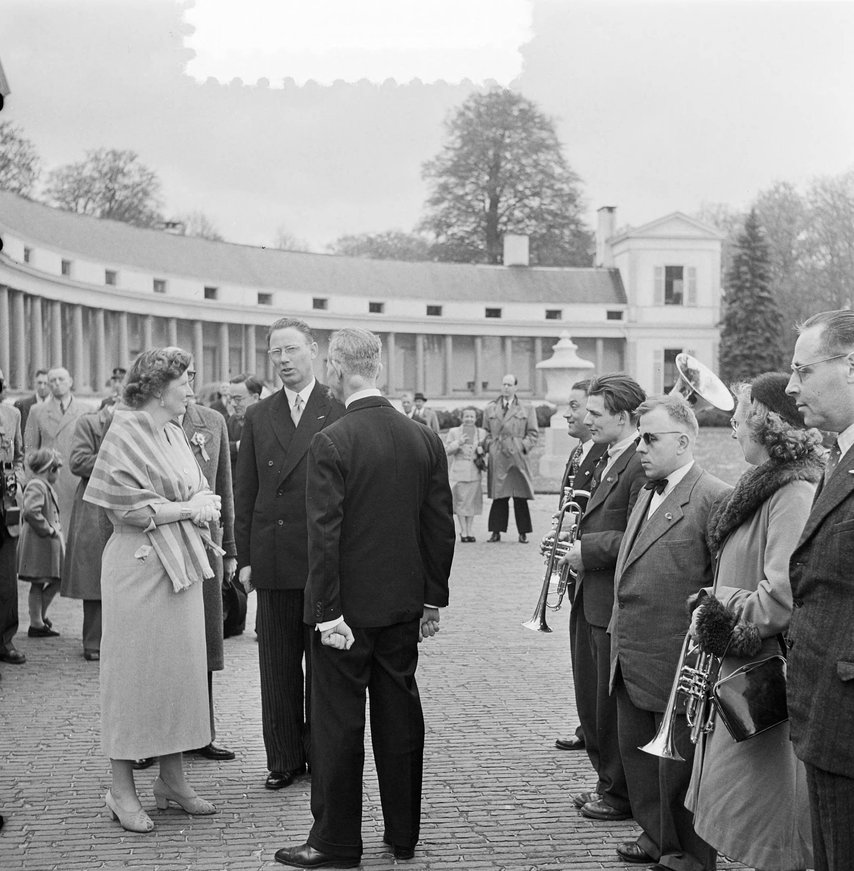Koninginnedag 1953 — Delegaties uit de getroffen gebieden werden door koningin Juliana ontvangen — Foto: Noske, J.D. / Anefo. Licentie: Set B: Rechtenvrij / Publiek Domein. Bron: Nationaal Archief. http://hdl.handle.net/10648/a90b3d92-d0b4-102d-bcf8-003048976d84