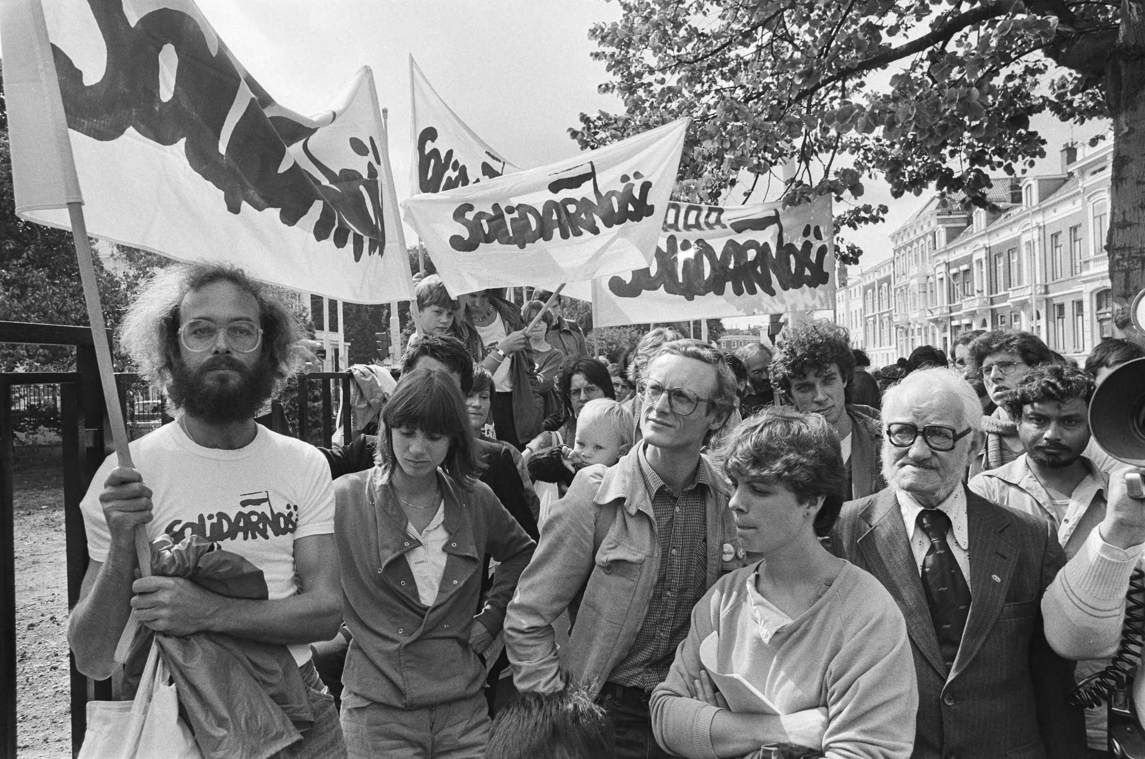 Fotocollectie Anefo — Demonstratie voor Poolse ambassade in Den Haag i.v.m. twee jaar geleden oprichting vakbond Solidariteit — Foto: Antonisse, Marcel / Anefo. Licentie: Set B: Rechtenvrij / Publiek Domein. Bron: Nationaal Archief. http://hdl.handle.net/10648/ad1d69be-d0b4-102d-bcf8-003048976d84