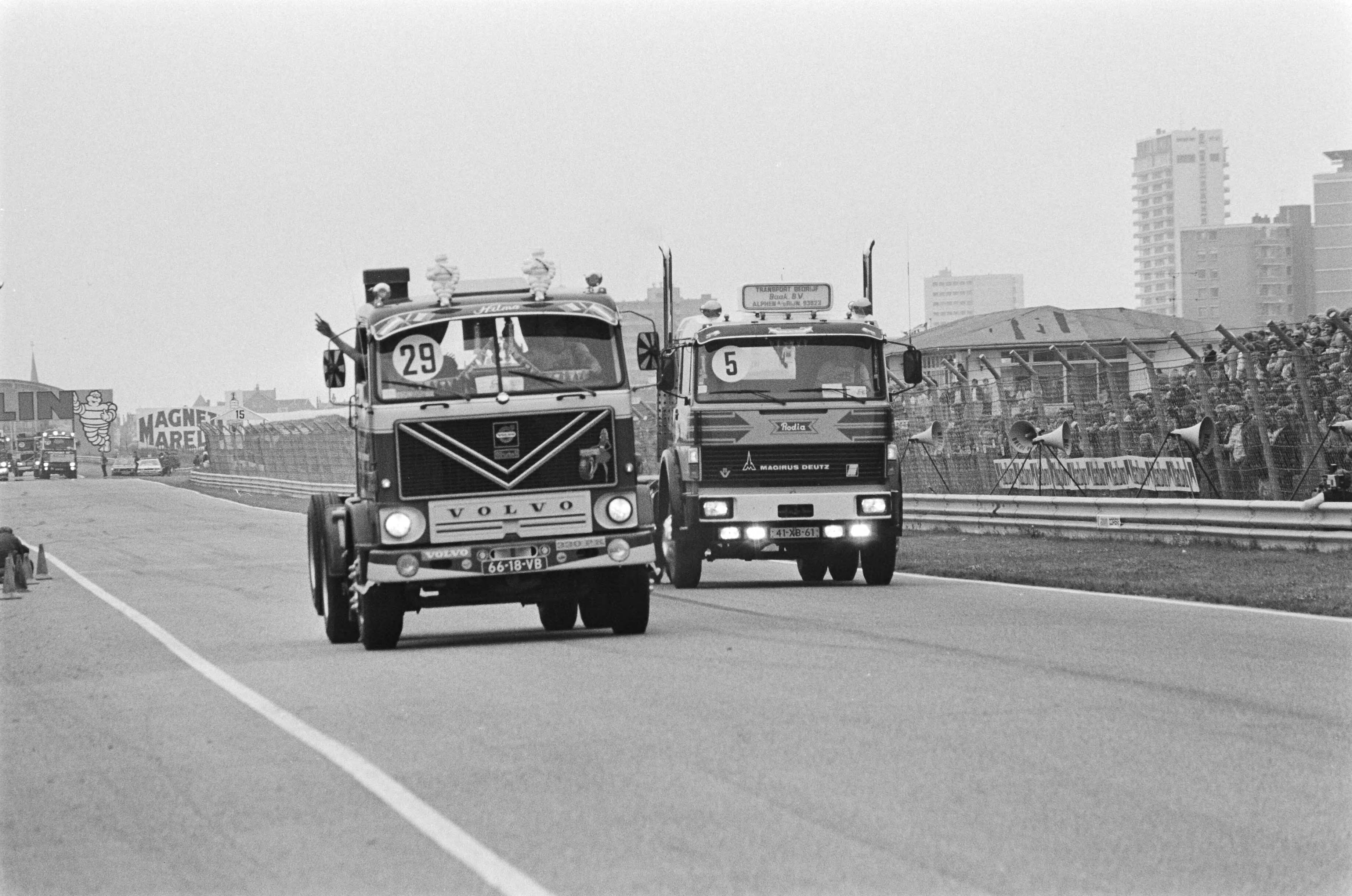 Fotocollectie Anefo — Eerste races met trucks op het circuit van Zandvoort om Nederlandse kampioenschap; beeld van de finish — Foto: Antonisse, Marcel / Anefo. Licentie: Set B: Rechtenvrij / Publiek Domein. Bron: Nationaal Archief. http://hdl.handle.net/10648/acffd25a-d0b4-102d-bcf8-003048976d84
