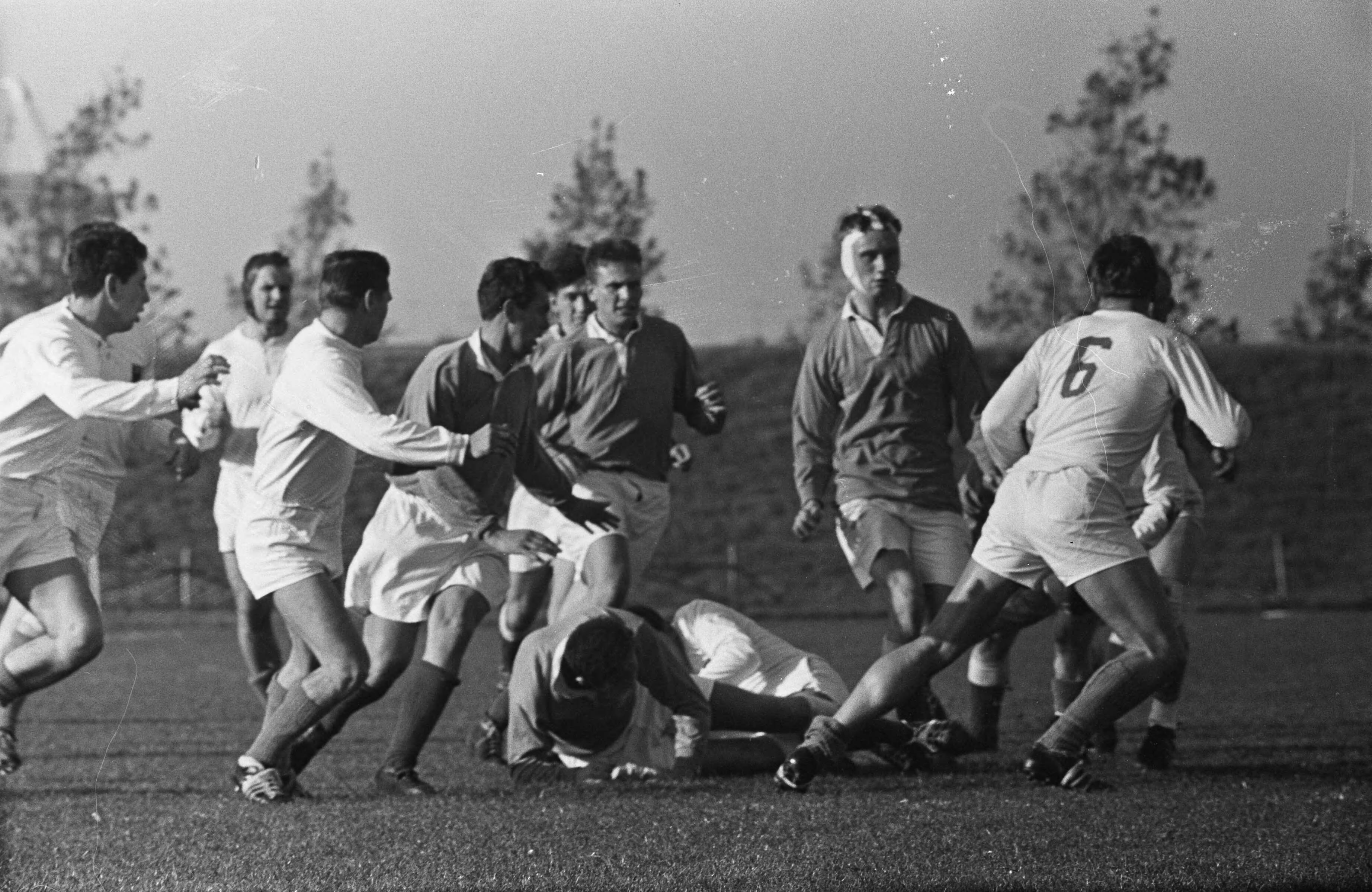 Fotocollectie Anefo — Rugby. Nederland tegen West-Duitsland 6-37. Spelmoment (Duitsers in het wit) — Foto: Koch, Eric / Anefo. Licentie: Set B: Rechtenvrij / Publiek Domein. Bron: Nationaal Archief. http://hdl.handle.net/10648/aa1c4564-d0b4-102d-bcf8-003048976d84