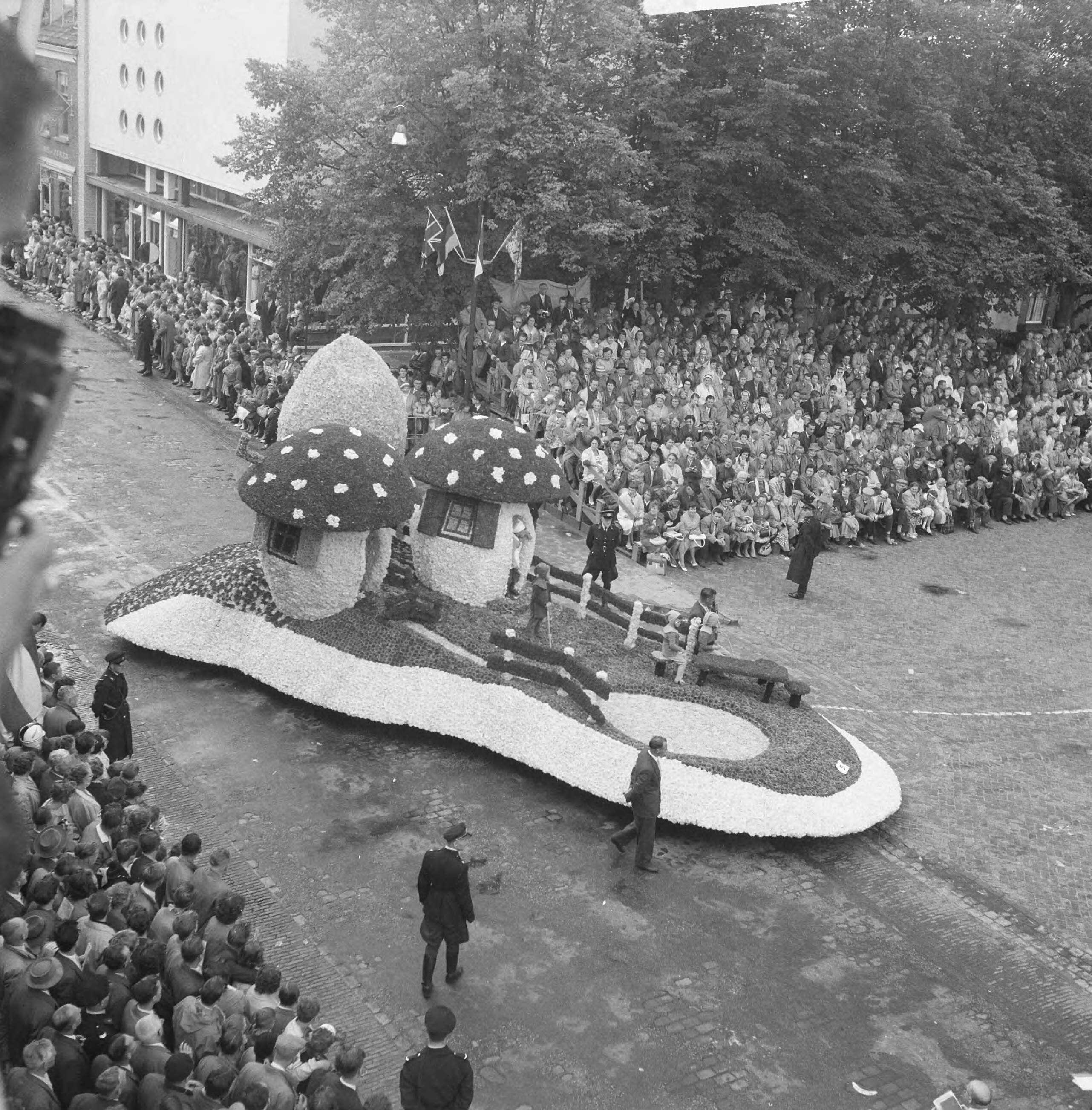 Fotocollectie Anefo — Bloemencorso te Zundert — Foto: Rossem, Wim van / Anefo. Licentie: Set B: Rechtenvrij / Publiek Domein. Bron: Nationaal Archief. http://hdl.handle.net/10648/a9b87d86-d0b4-102d-bcf8-003048976d84