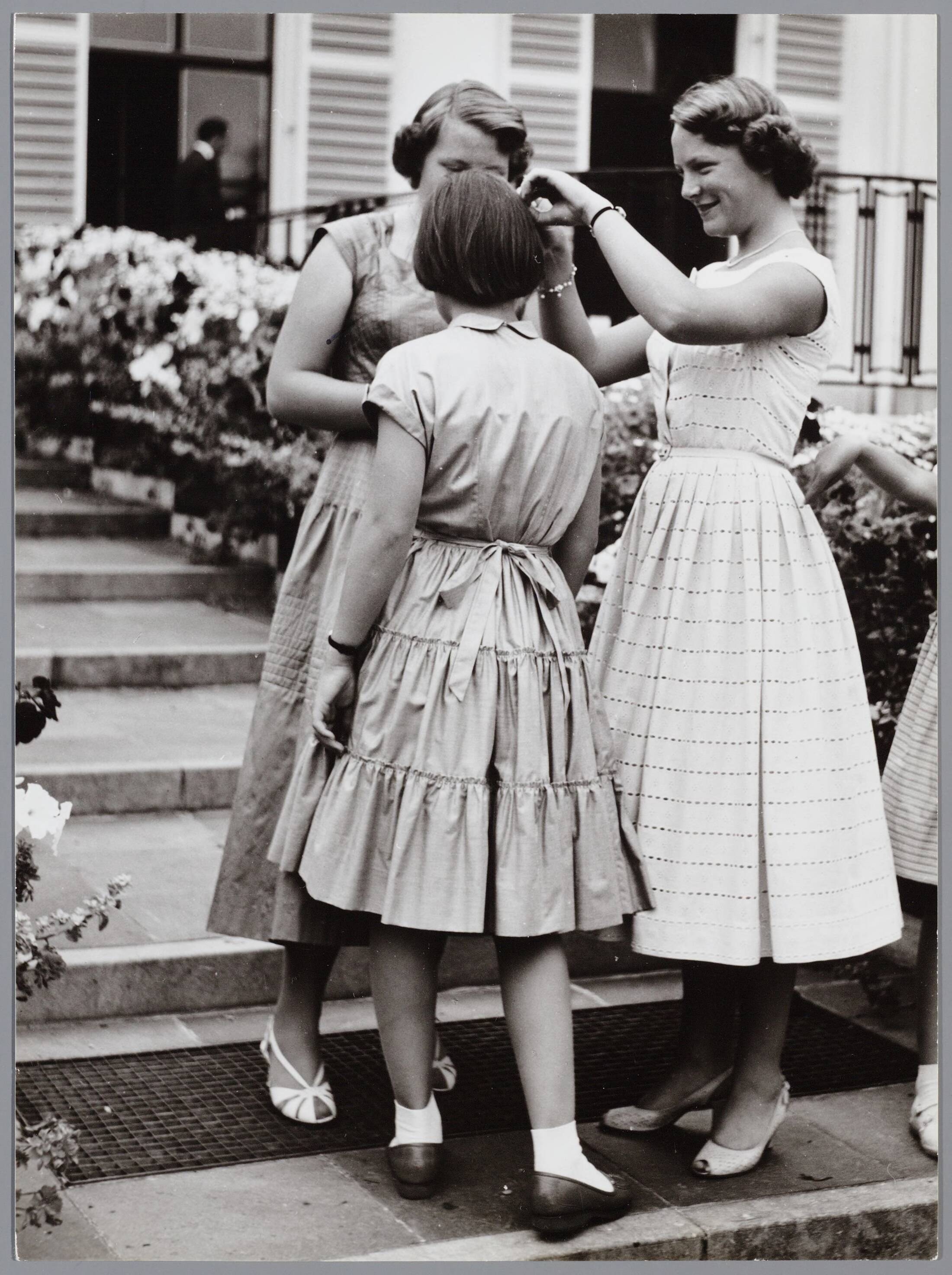 Fotocollectie RVD / Koninklijk Huis — De prinsessen Beatrix, Irene en Margriet op de trappen van Paleis Soestdijk — Foto: Reijken, Tiemen van der / RVD. Licentie: Set B: Rechtenvrij / Publiek Domein. Bron: Nationaal Archief. http://hdl.handle.net/10648/afb02cb6-d0b4-102d-bcf8-003048976d84