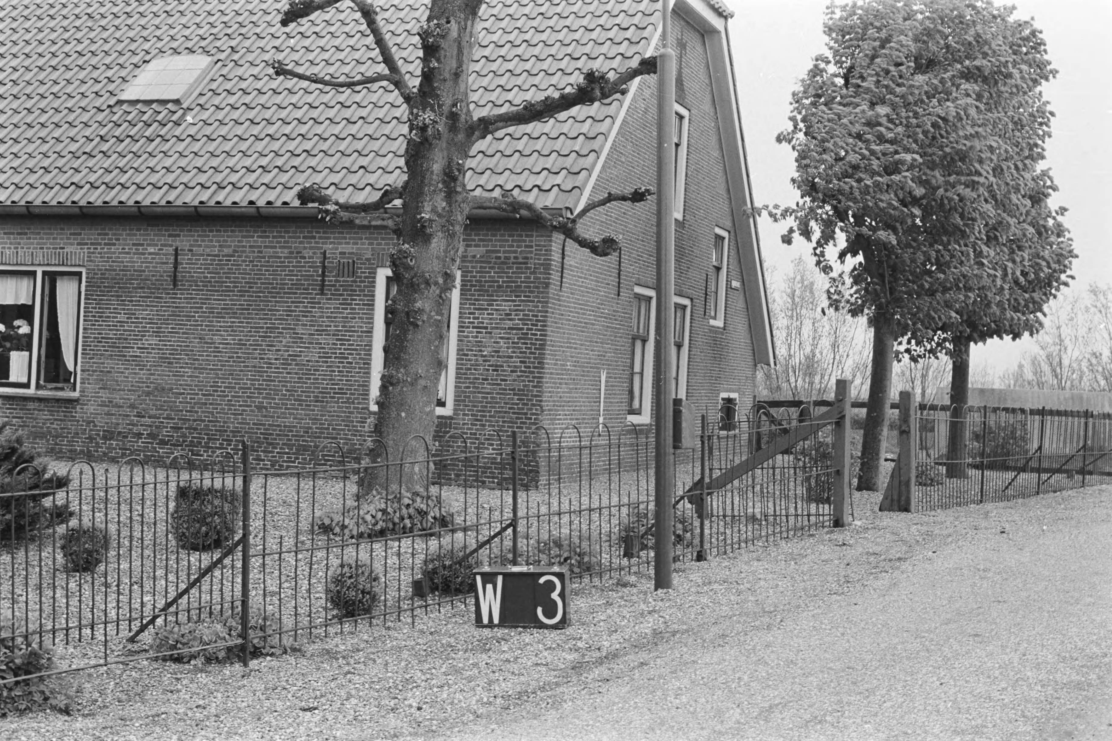 Vaste Punten Cultuurtechnische Dienst — Huis te Woubrugge (ruilverkaveling Veenderpolder) — Foto: Fotograaf Onbekend / Heidemij. Licentie: Set B: Rechtenvrij / Publiek Domein. Bron: Nationaal Archief. http://hdl.handle.net/10648/ae97f1d8-d0b4-102d-bcf8-003048976d84