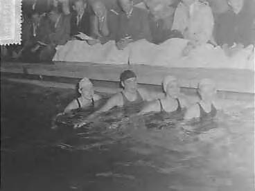 Fotocollectie Anefo — Zwemmen. 100 meter wisselslag dames in Den Haag. Vlnr Cocky Gastelaars (vrije slag ), Ada den Haan (schoolslag), Joke de Korte (rugslag), Corrie Schimmel (vlinderslag) — Foto: Bilsen, Joop van / Anefo. Licentie: Set B: Rechtenvrij / Publiek Domein. Bron: Nationaal Archief. http://hdl.handle.net/10648/a95394ca-d0b4-102d-bcf8-003048976d84