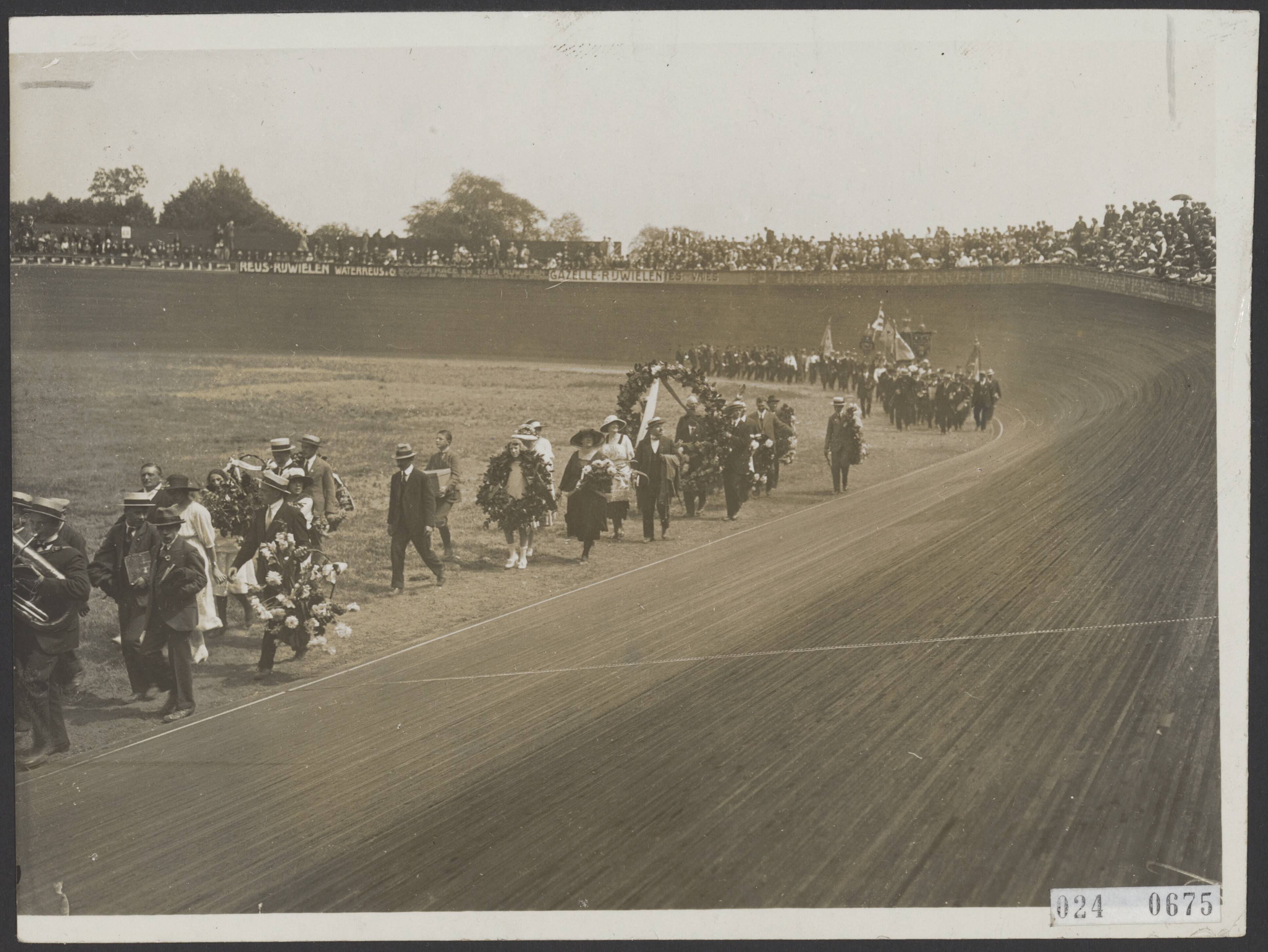 Fotocollectie Elsevier Binnenland — Nieuwe sportpark "Holland" te Rijswijk. Optocht met banieren en muziek — Foto: N.V. Vereenigde Fotobureaux. Licentie: Set B: Rechtenvrij / Publiek Domein. Bron: Nationaal Archief. http://hdl.handle.net/10648/add82506-d0b4-102d-bcf8-003048976d84