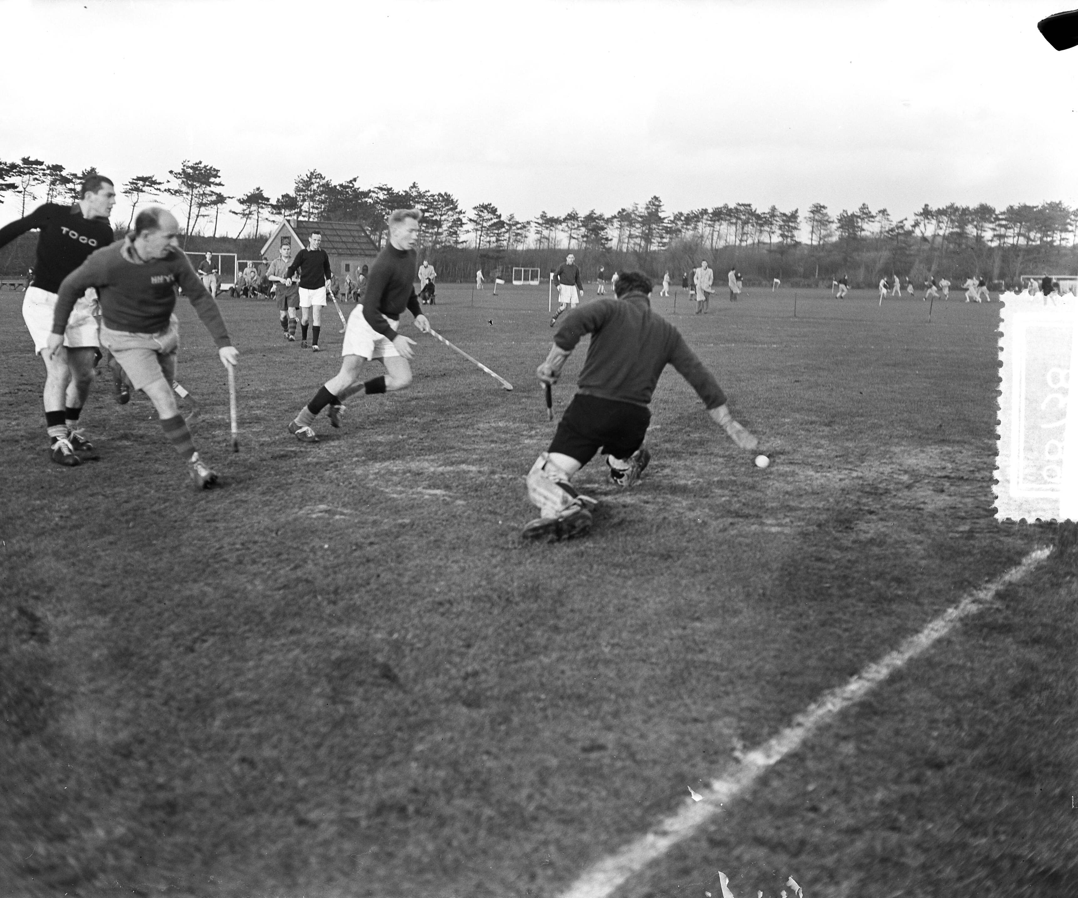 Fotocollectie Anefo — Hockey. HHIC tegen TOGO Den Haag 3-1. Spelmoment — Foto: Pot, Harry / Anefo. Licentie: Set B: Rechtenvrij / Publiek Domein. Bron: Nationaal Archief. http://hdl.handle.net/10648/a92de0cc-d0b4-102d-bcf8-003048976d84