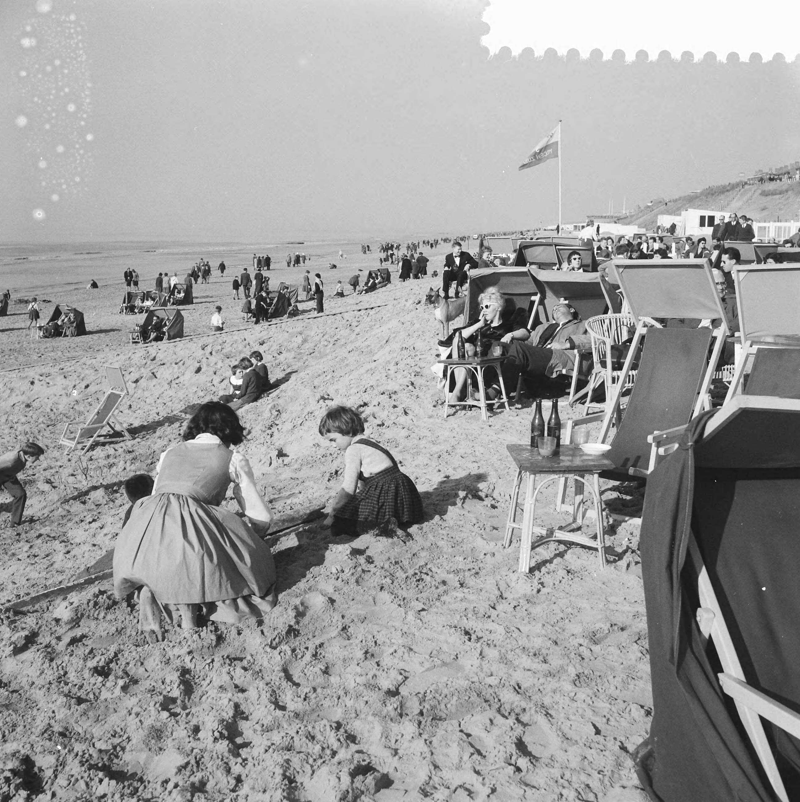 Fotocollectie Anefo — Drukte op het strand te Zandvoort — Foto: Lindeboom, Henk / Anefo. Licentie: Set B: Rechtenvrij / Publiek Domein. Bron: Nationaal Archief. http://hdl.handle.net/10648/a9aa1200-d0b4-102d-bcf8-003048976d84