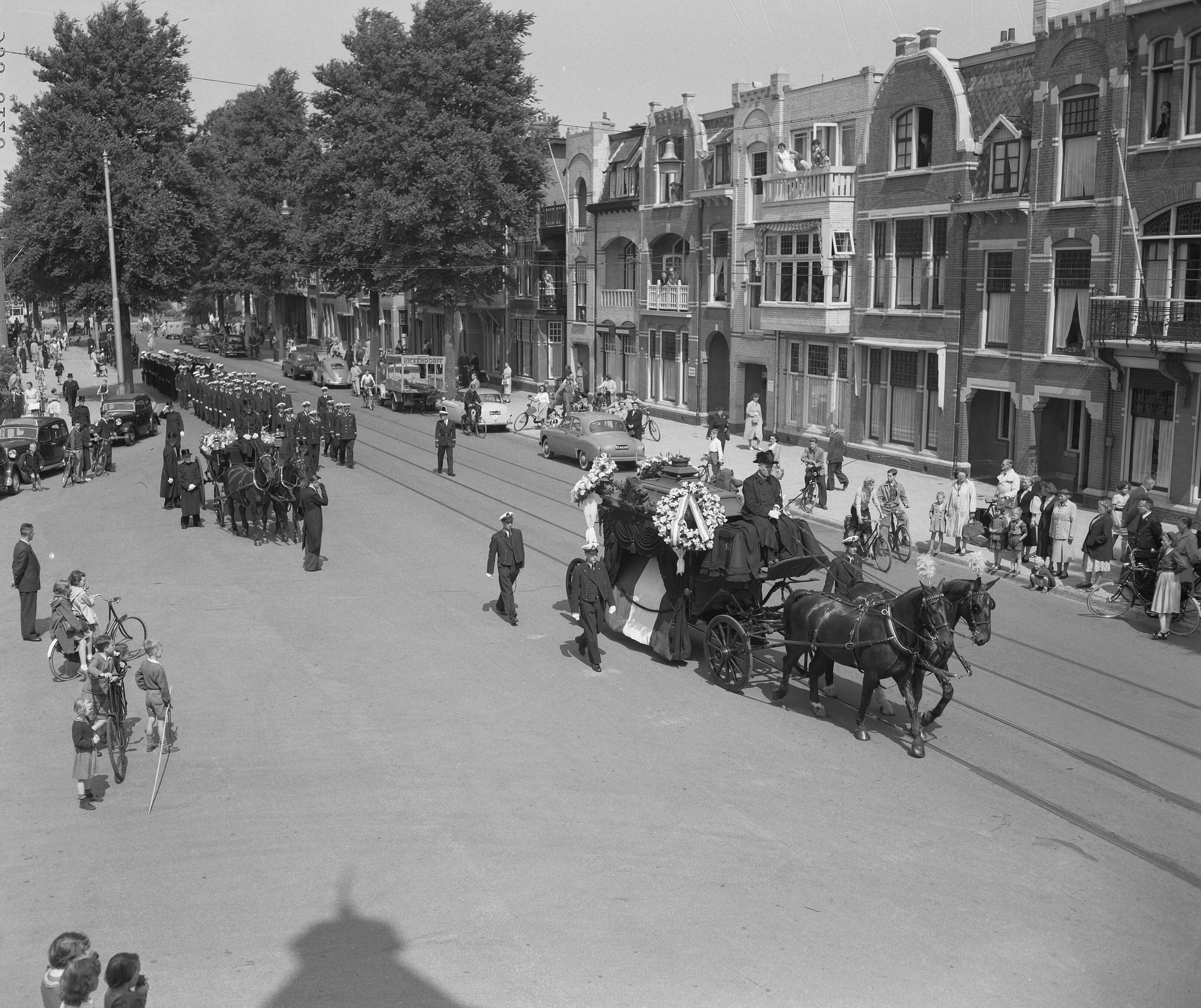 Fotocollectie Anefo — Marinebegrafenis van adelborst Hendriks te Den Haag — Foto: Meijer, T.A. / Anefo. Licentie: Set B: Rechtenvrij / Publiek Domein. Bron: Nationaal Archief. http://hdl.handle.net/10648/a9264146-d0b4-102d-bcf8-003048976d84