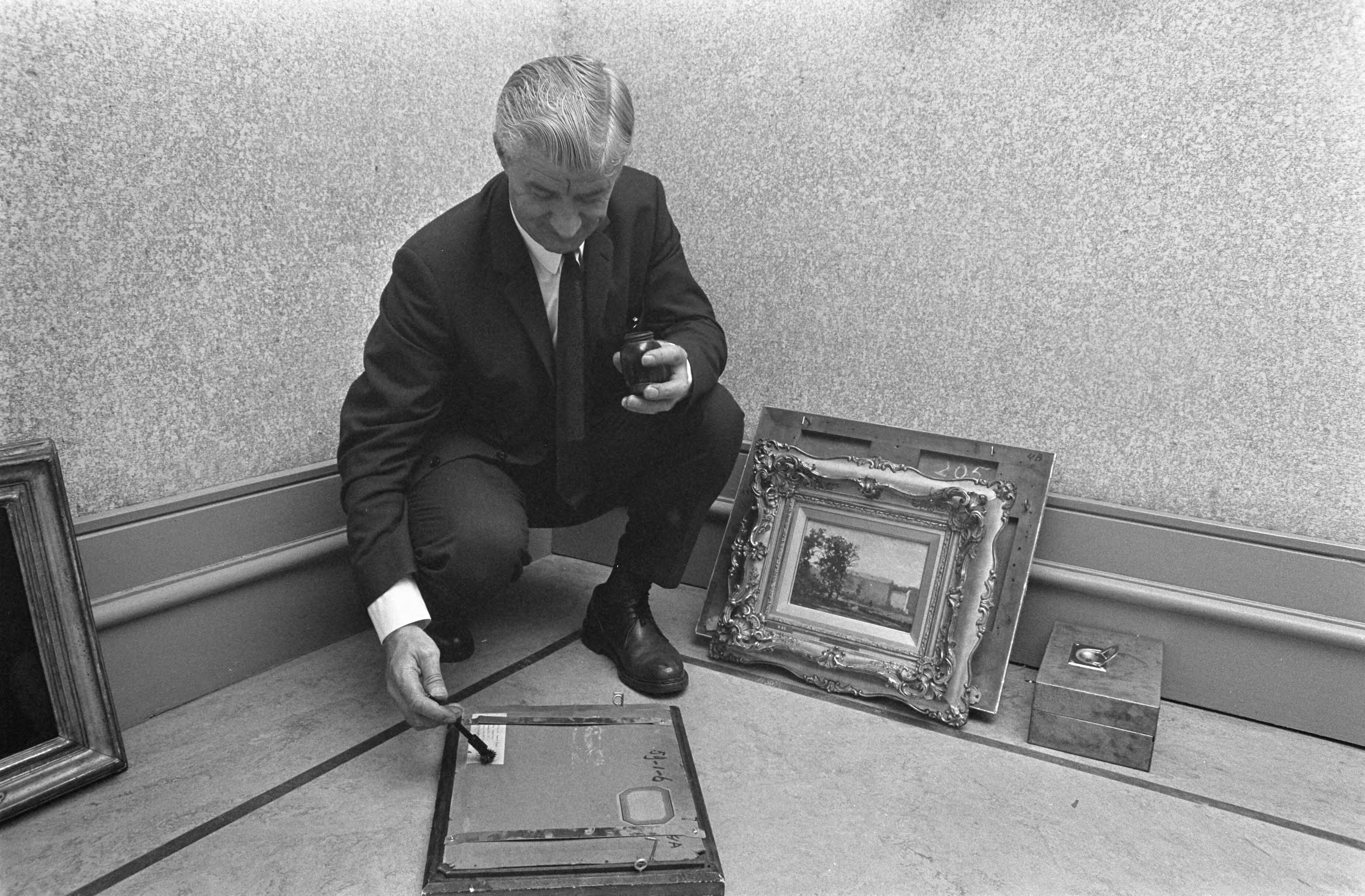 Fotocollectie Anefo — Acht schilderijen gestolen uit het Singer Museum te Laren: achtergebleven schilderijen worden onderzocht op vingerafdrukken — Foto: Evers, Joost / Anefo. Licentie: Set B: Rechtenvrij / Publiek Domein. Bron: Nationaal Archief. http://hdl.handle.net/10648/ab779c88-d0b4-102d-bcf8-003048976d84